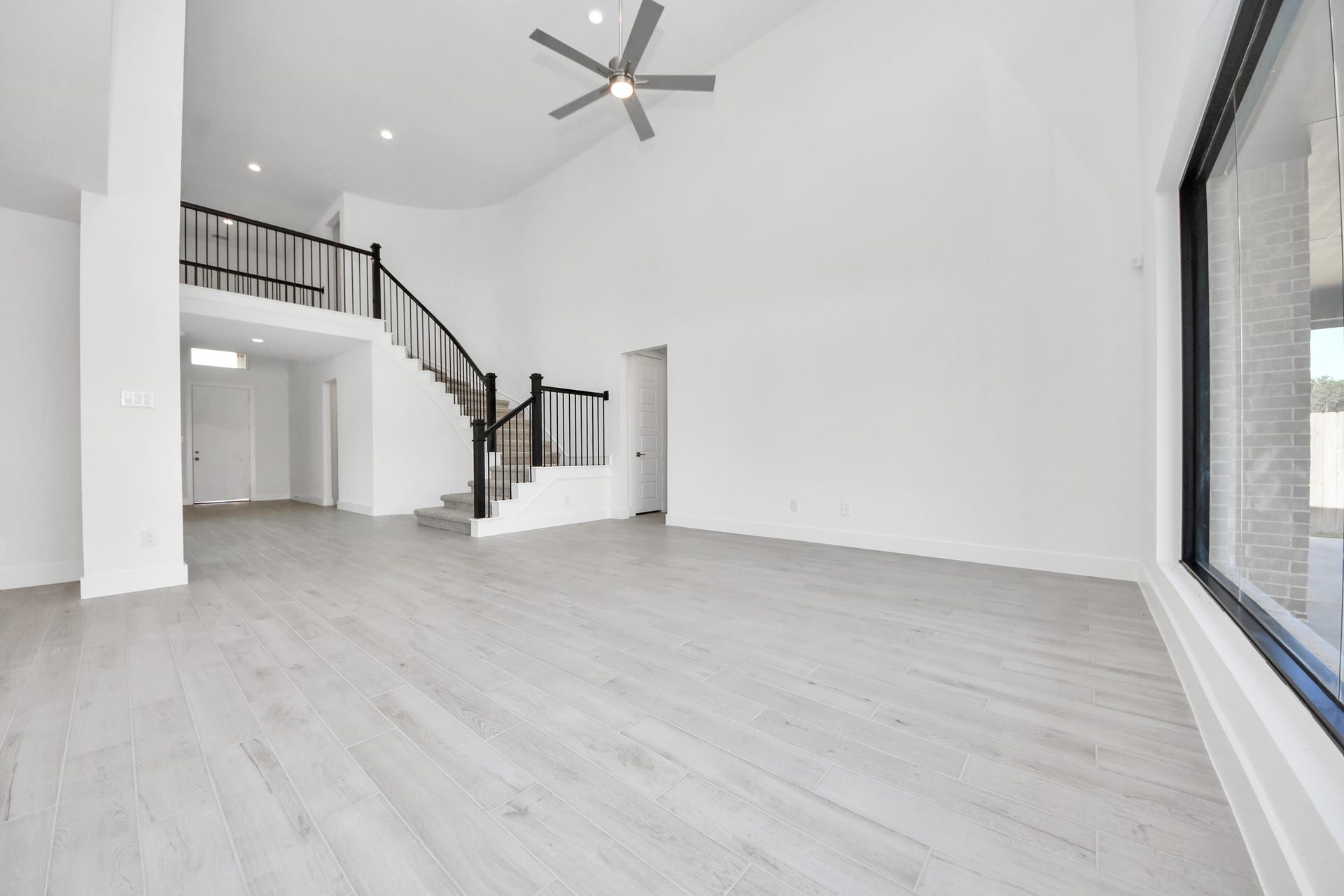 2052 Thimbleberry Lane, Magnolia, TX 77355 Welcome family and guests to your charming living room! With its high ceilings, recessed lighting, ceiling fan, custom paint, beautiful flooring, and large windows that let in abundant natural light, this room is perfect for gatherings.