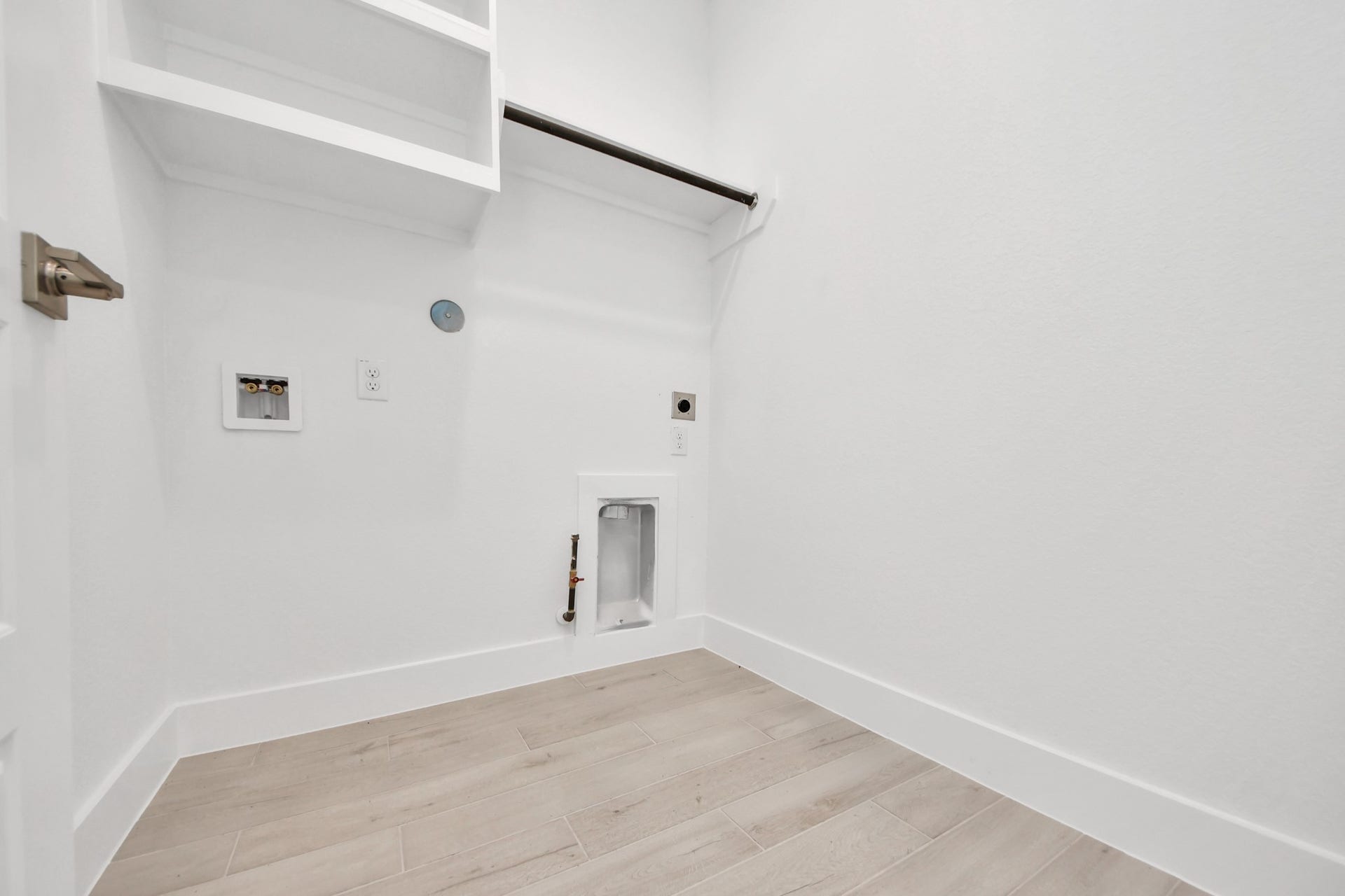 2052 Thimbleberry Lane, Magnolia, TX 77355 A perfect blend of functionality and comfort. Capture the essence of easy living with a first-floor laundry room, thoughtfully equipped with shelving for effortless organization. Both electric and gas connections available.