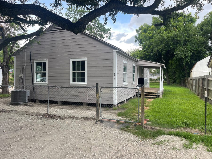 Property photo for 407 N Magnolia Street, Highlands, TX