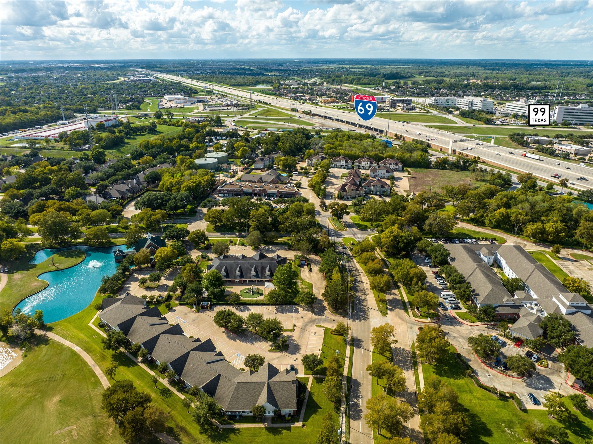 7614 BROKEN OAK LANE, Sugar Land, TX 77479 GREATWOODS UNBEATABLE LOCATION JUST MINUTES FROM MAJOR FREEWAYS, OFFERING EASY ACCESS TO SUGAR LAND, HOUSTON, AND SURROUNDING AREAS.