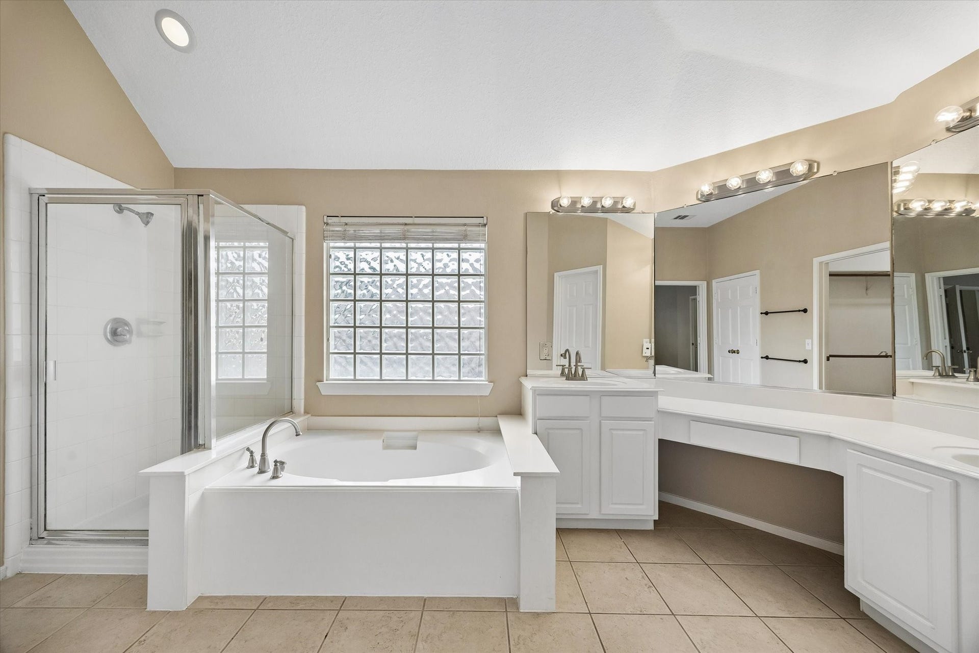 7614 BROKEN OAK LANE, Sugar Land, TX 77479 DUAL SINKS and a built-in seated vanity give you plenty of space to get ready.