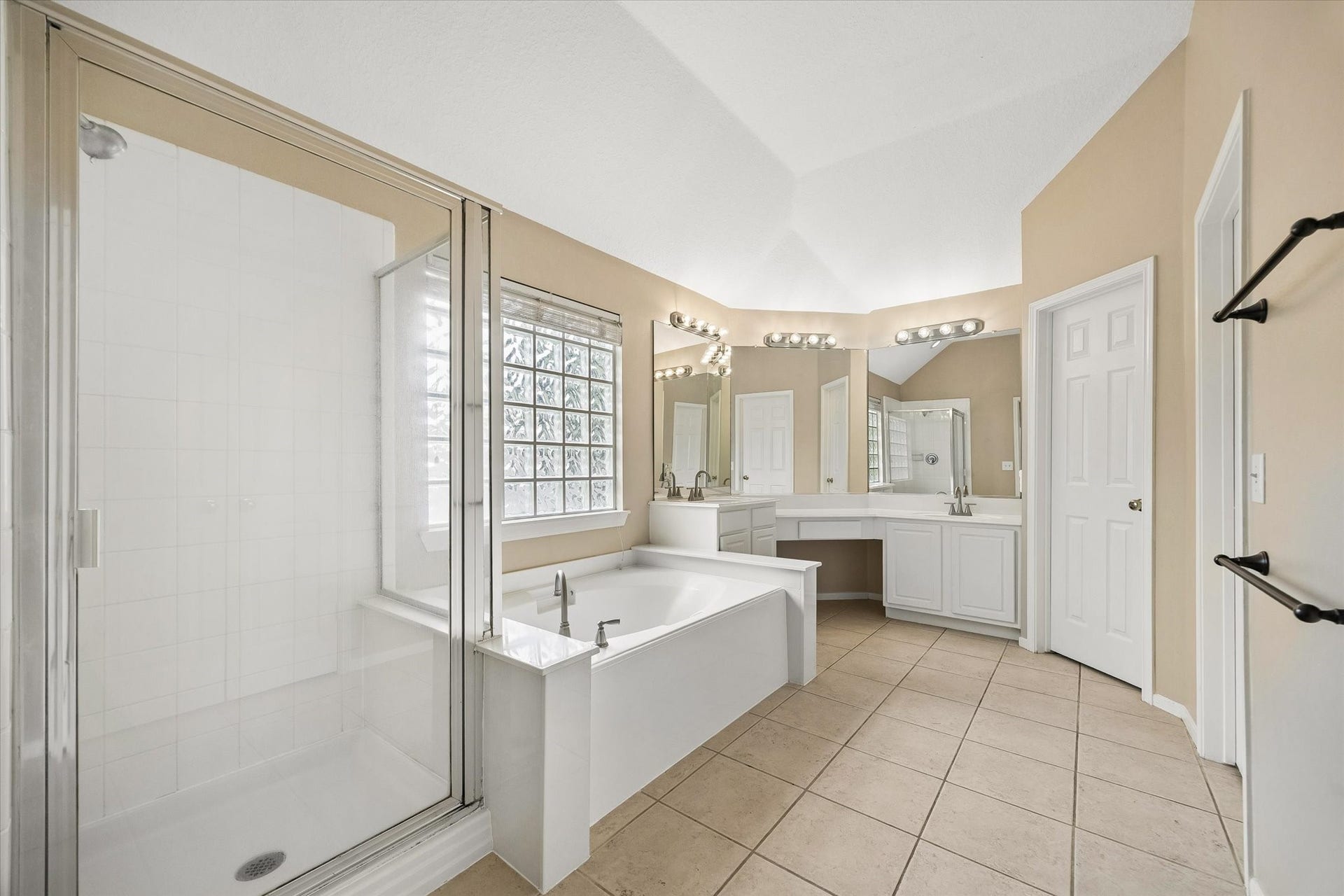 7614 BROKEN OAK LANE, Sugar Land, TX 77479 The PRIMARY BATH features a SEPARATE SHOWER and soaking tub beneath a glass-block window.