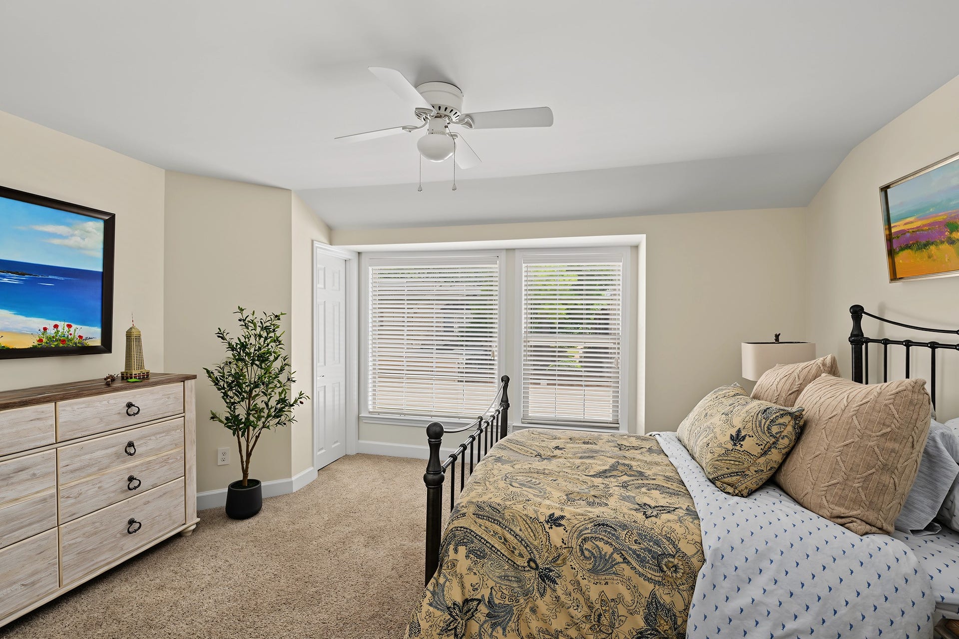 5879 Valley Forge Drive, #107, Houston, TX 77057 The first of two light-filled primary suites!