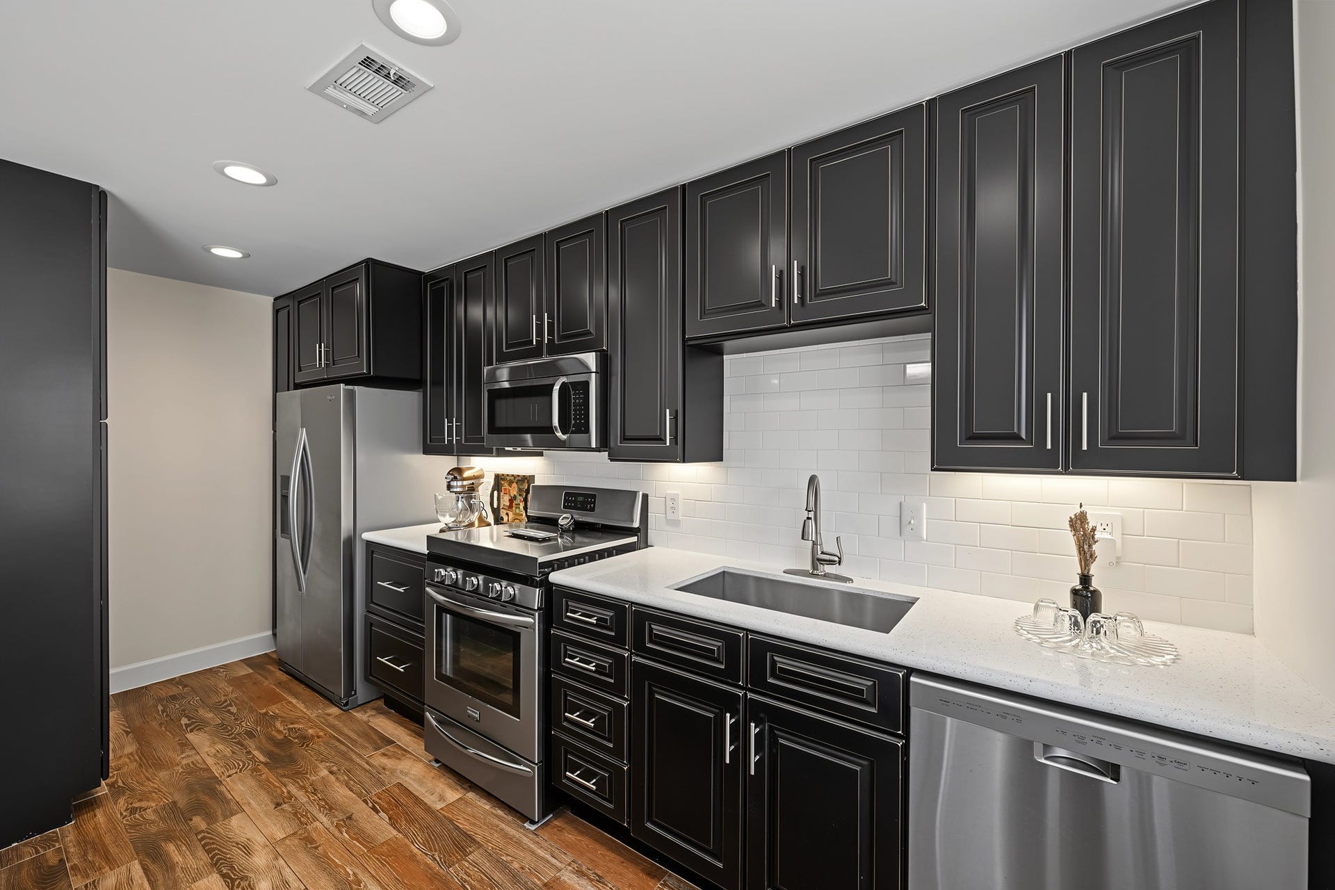 5879 Valley Forge Drive, #107, Houston, TX 77057 A space any cook will love! Gas range, pantry, and more!