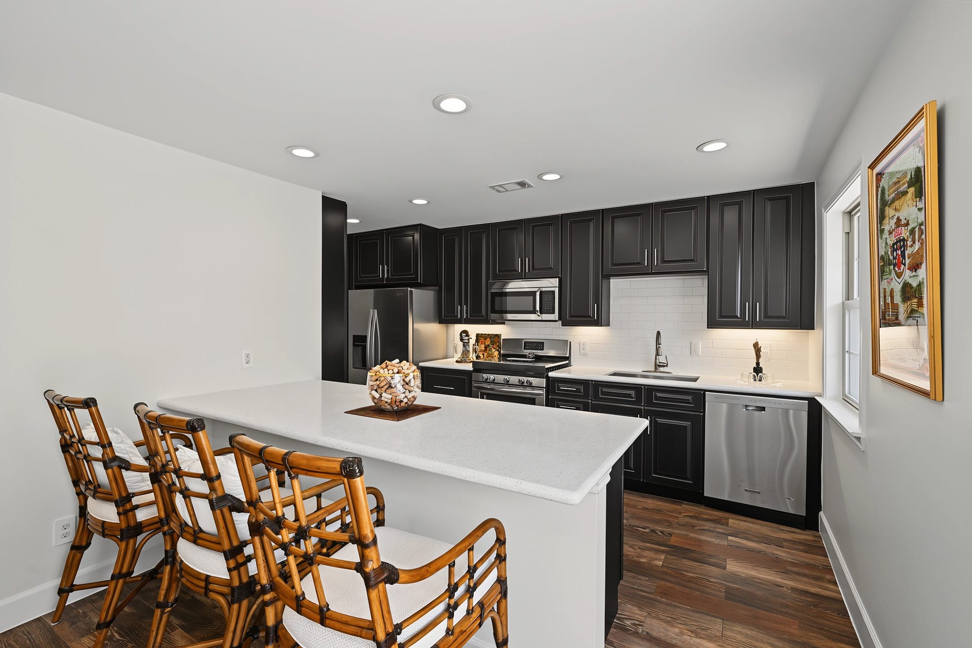 5879 Valley Forge Drive, #107, Houston, TX 77057 This beautiful kitchen is wrapped with soft closing cabinets and drawers topped with quartz counters. The peninsula offers additional dining space.