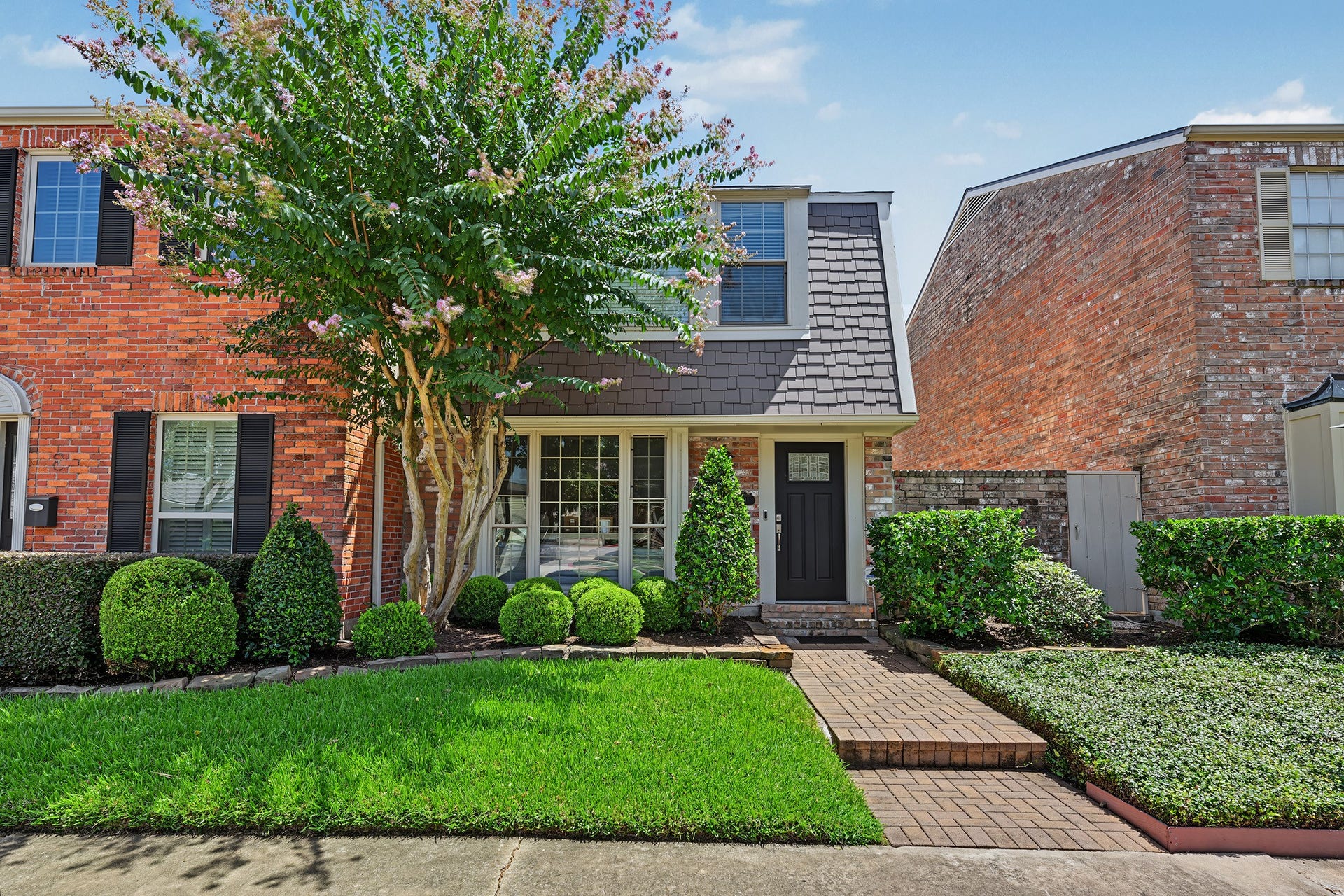5879 Valley Forge Drive, #107, Houston, TX 77057 Welcome to 5879 Valley Forge - a street facing end unit in desirable Tanglewest!