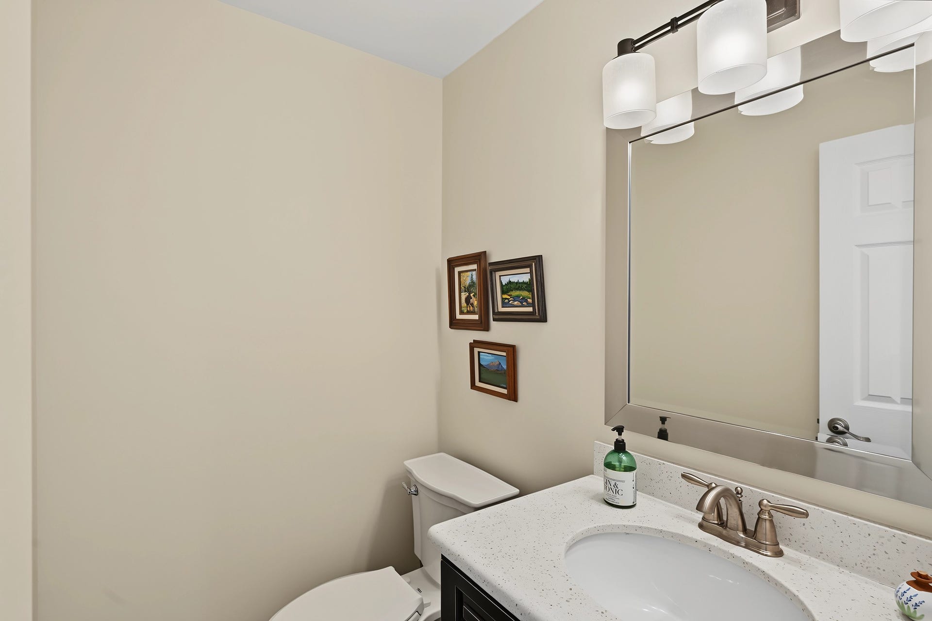 5879 Valley Forge Drive, #107, Houston, TX 77057 A half bath is conveniently located on the first floor and has a framed mirror and vanity with quartz counter.