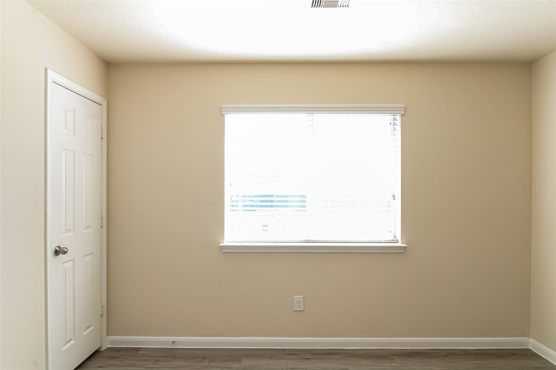 9611 Fabia Court, Houston, TX 77044 Photos may be representative of the floor plan and not the exact home. Finishes, layout, and features of the actual property for lease may vary.