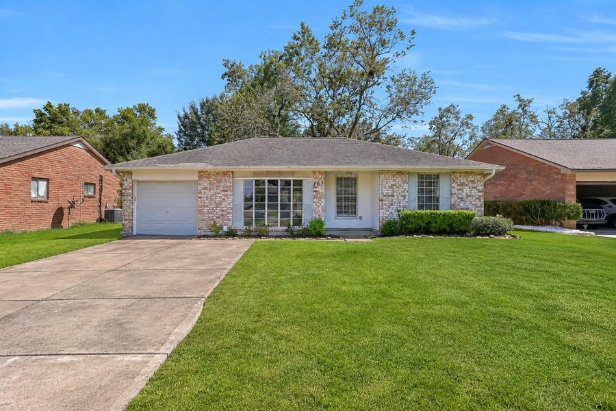 Property photo for 107 Stratmore Drive, Friendswood, TX