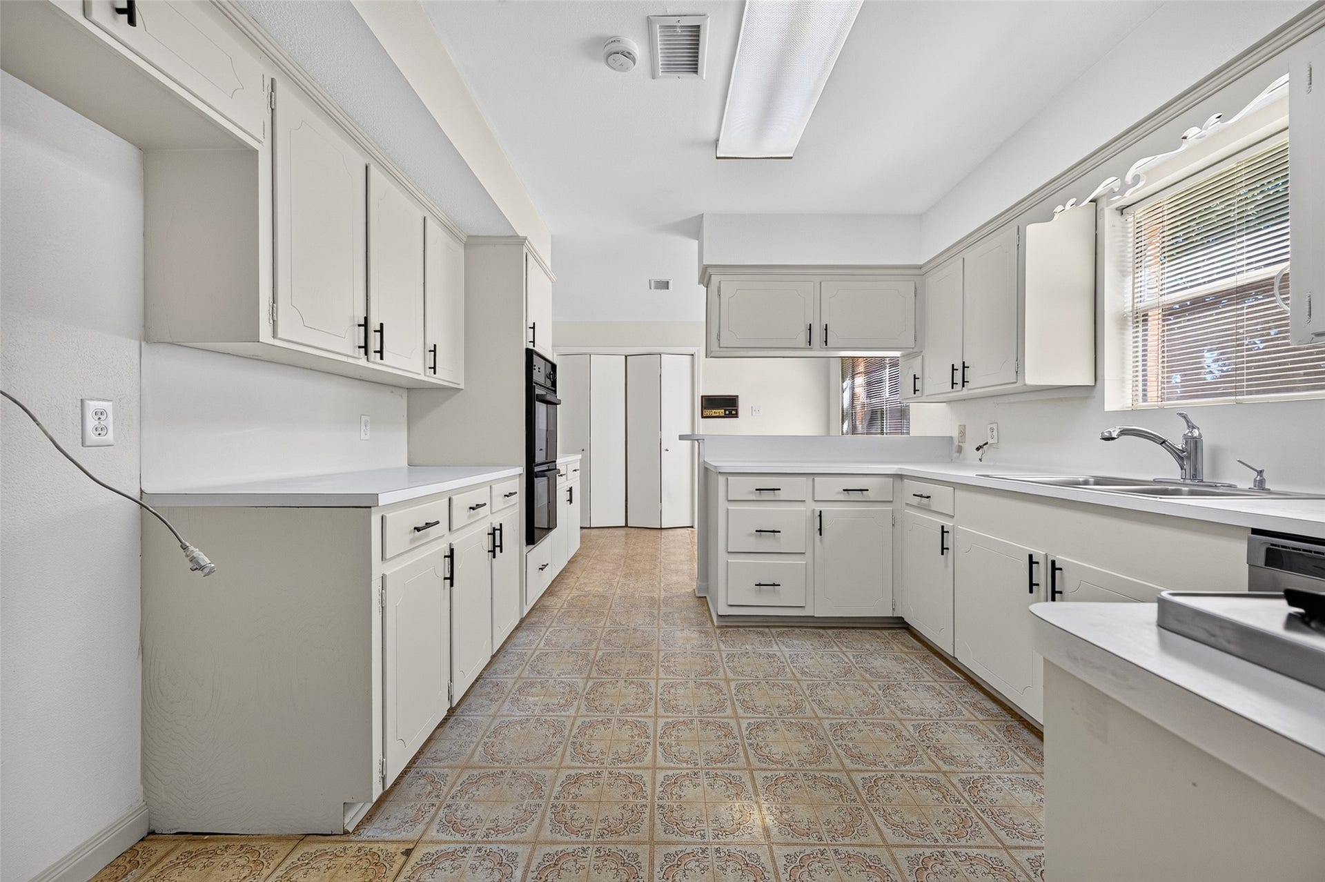 25702 Timber Lakes Drive, Spring, TX 77380 Kitchen