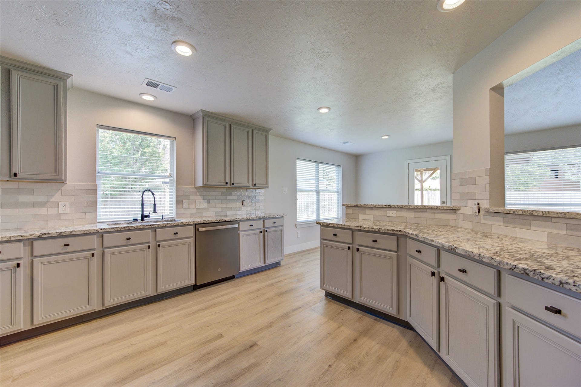 4931 Lake Catherine Court, Richmond, TX 77407 Perfectly positioned adjacent to the kitchen, this casual dining space provides an ideal setting for morning coffee, family meals or homework after school