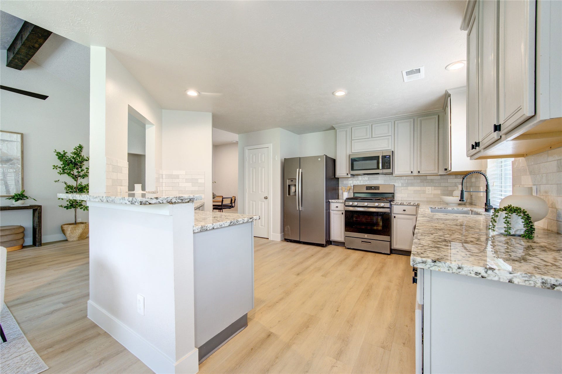 4931 Lake Catherine Court, Richmond, TX 77407 Fully updated kitchen