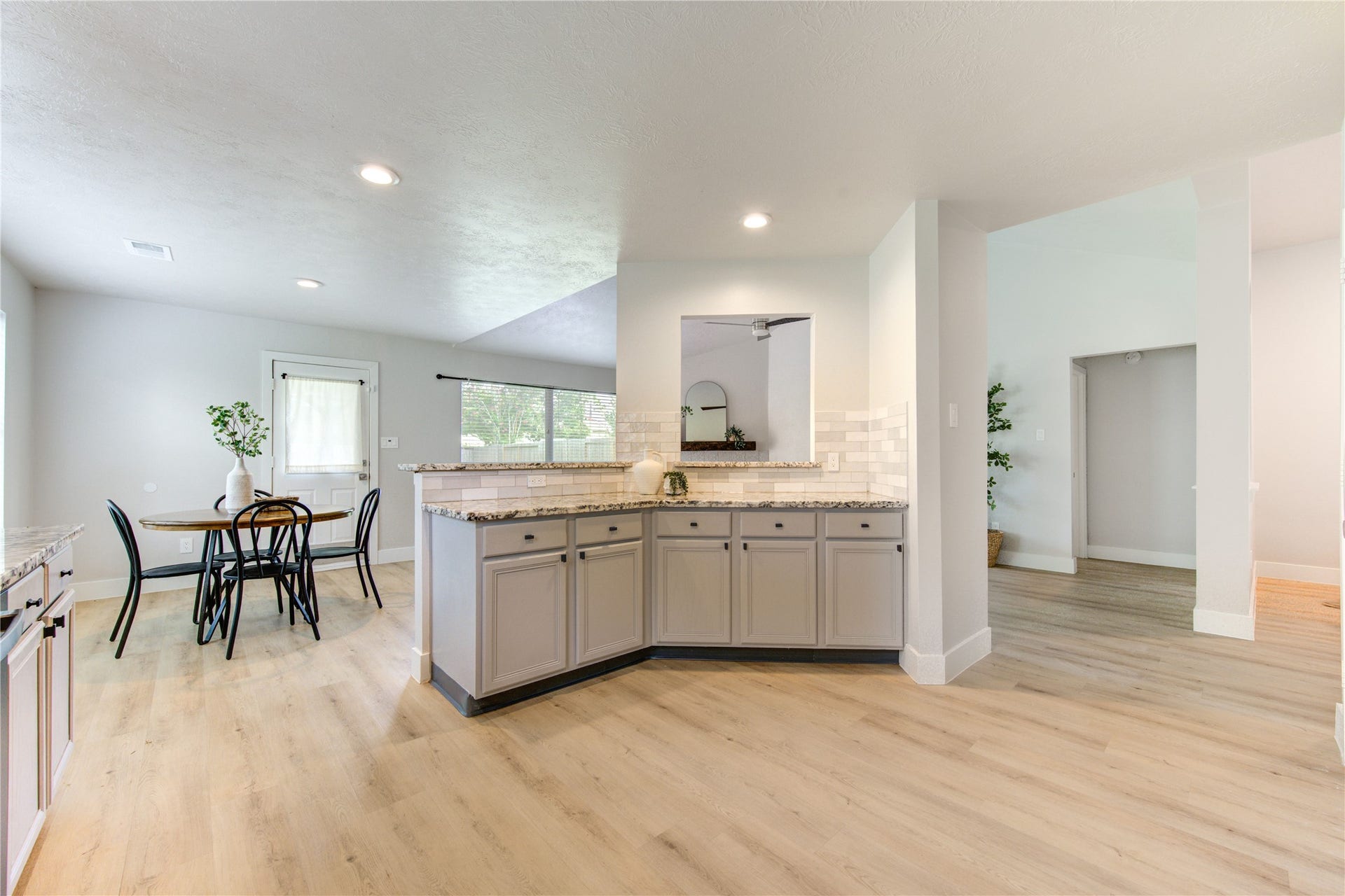 4931 Lake Catherine Court, Richmond, TX 77407 Panoramic view capturing the homes sophisticated open-concept design, where the kitchen, breakfast area and living room connect