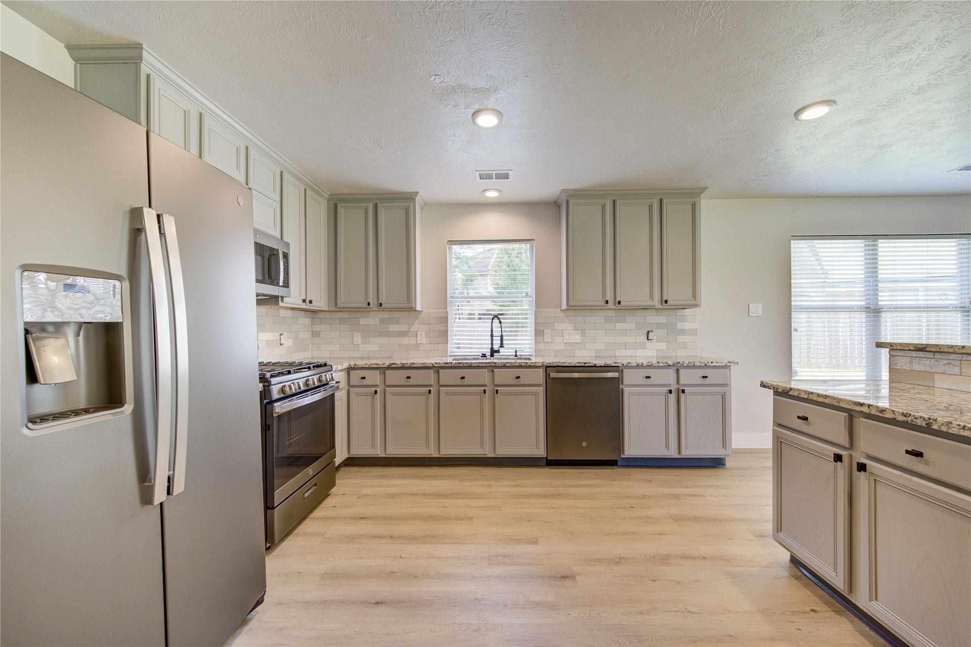 4931 Lake Catherine Court, Richmond, TX 77407 Designed for both style and function, the kitchen features stainless steel appliances, a gas range, modern finishes and generous prep space for the home chef