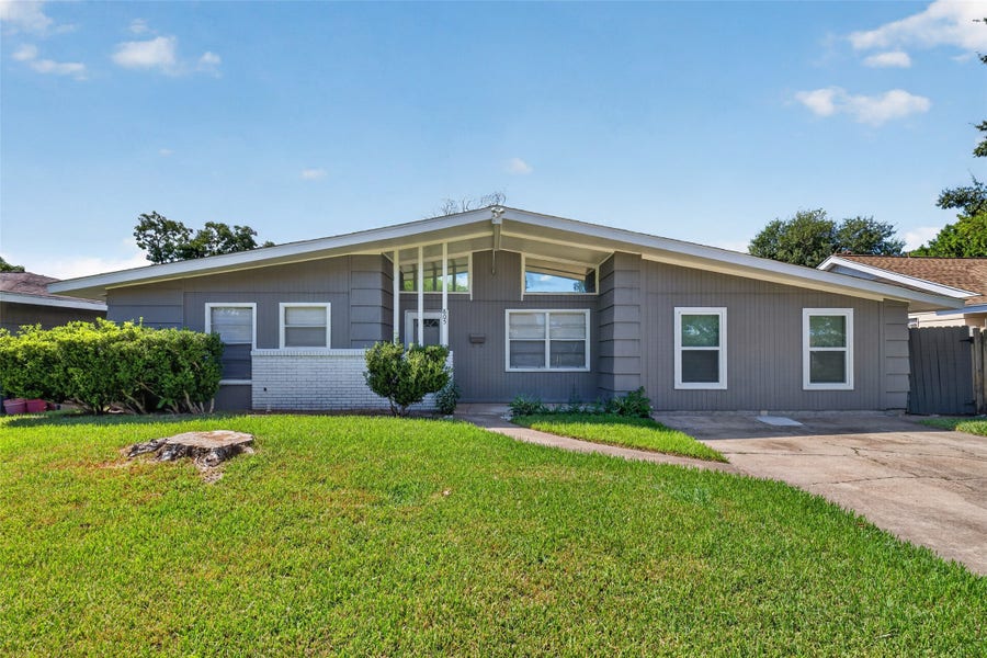 Property photo for 805 N 12th Street, La Porte, TX