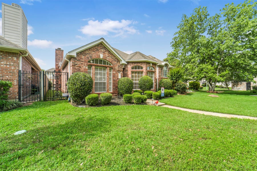 Property photo for 6885 Tournament Drive, Houston, TX