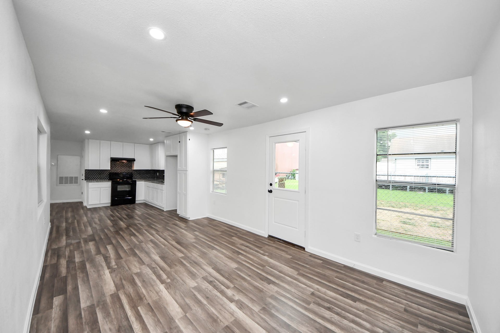 Dining area / kitchen
