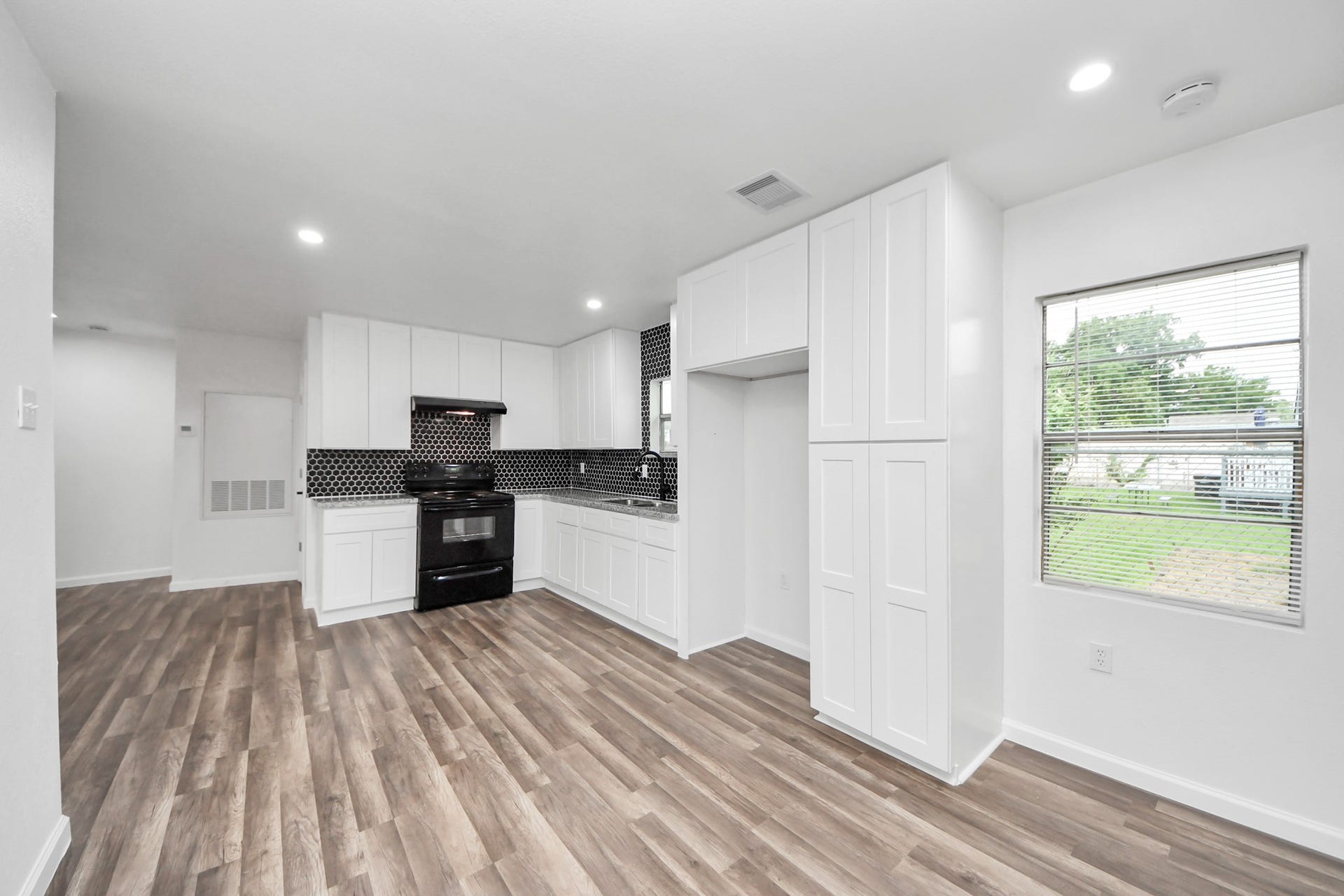 207 E Defee Avenue, Baytown, TX 77520