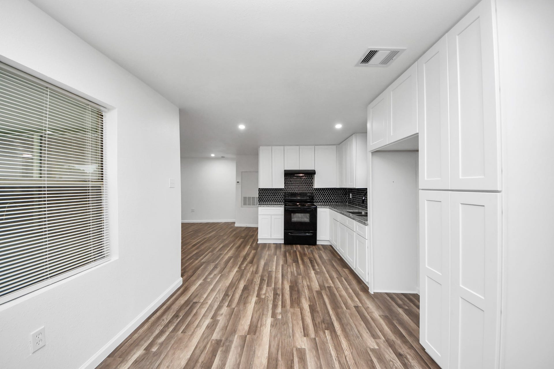207 E Defee Avenue, Baytown, TX 77520