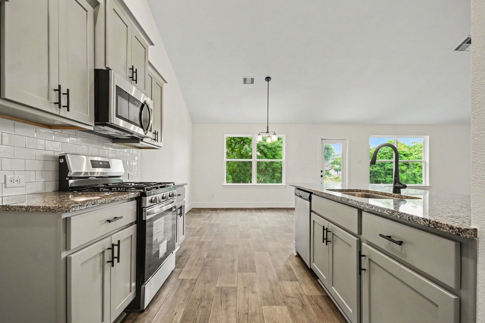 2 Keystone Court, Angleton, TX 77515