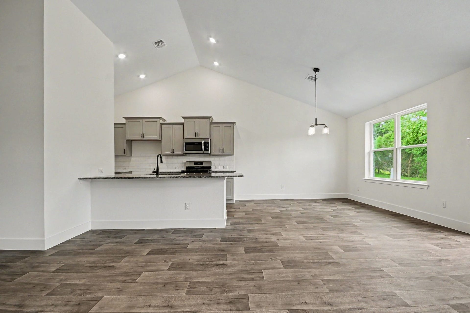 2 Keystone Court, Angleton, TX 77515