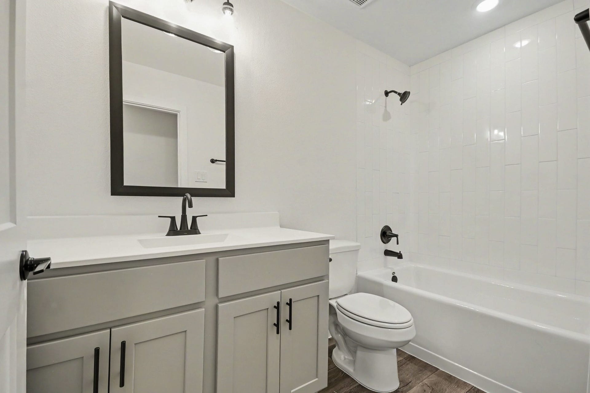 2 Keystone Court, Angleton, TX 77515