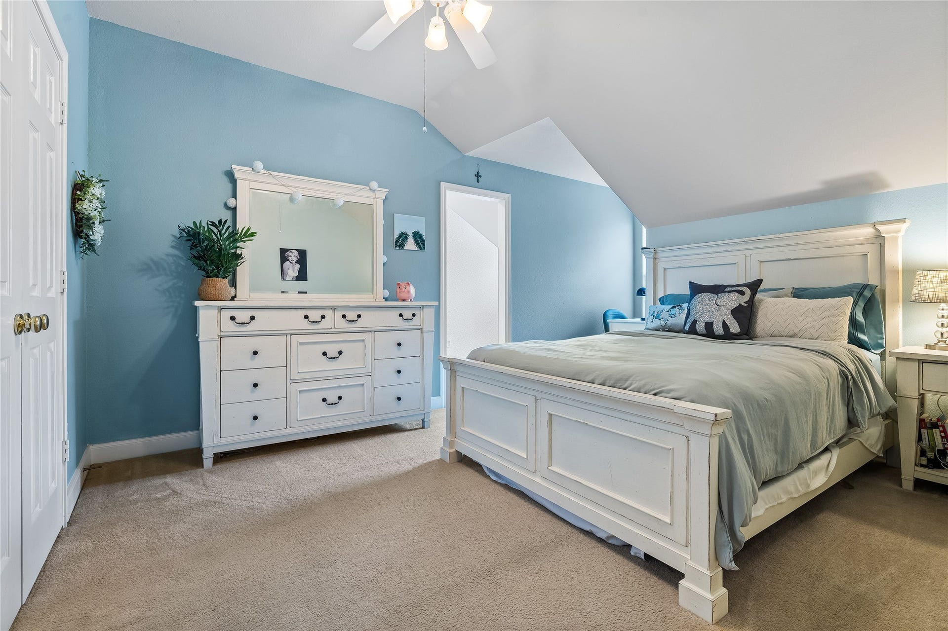 7914 Chianti Court, Sugar Land, TX 77479 Well-sized bedroom with vaulted ceiling and ample natural light provides a cozy retreat.