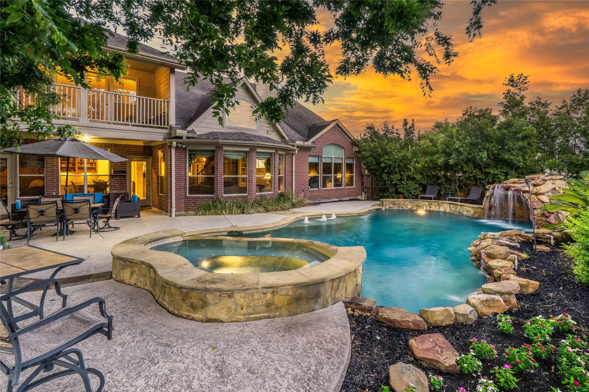 7914 Chianti Court, Sugar Land, TX 77479 Resort style living in Greatwood! Beautiful lagoon style pool with grotto cave waterfall, oversized spa, bubblers, & cool decking. The covered balcony and patio offer great views of the space.