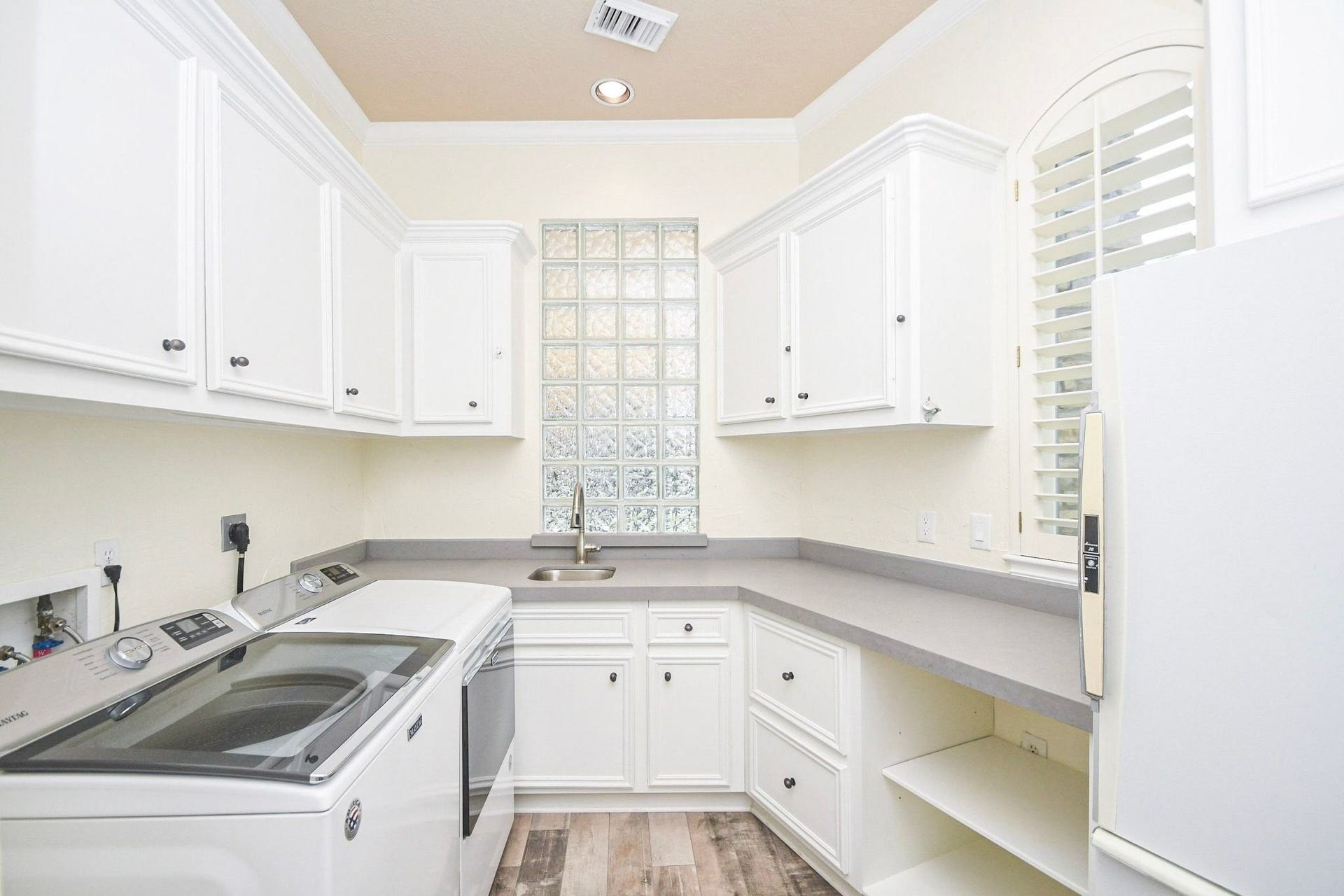 5206 Cedar Bend Creek, Houston, TX 77041 Large utility room conveniently located downstairs with tons of storage space, featuring ample cabinetry, workspace for folding, and easy access to the main living area!