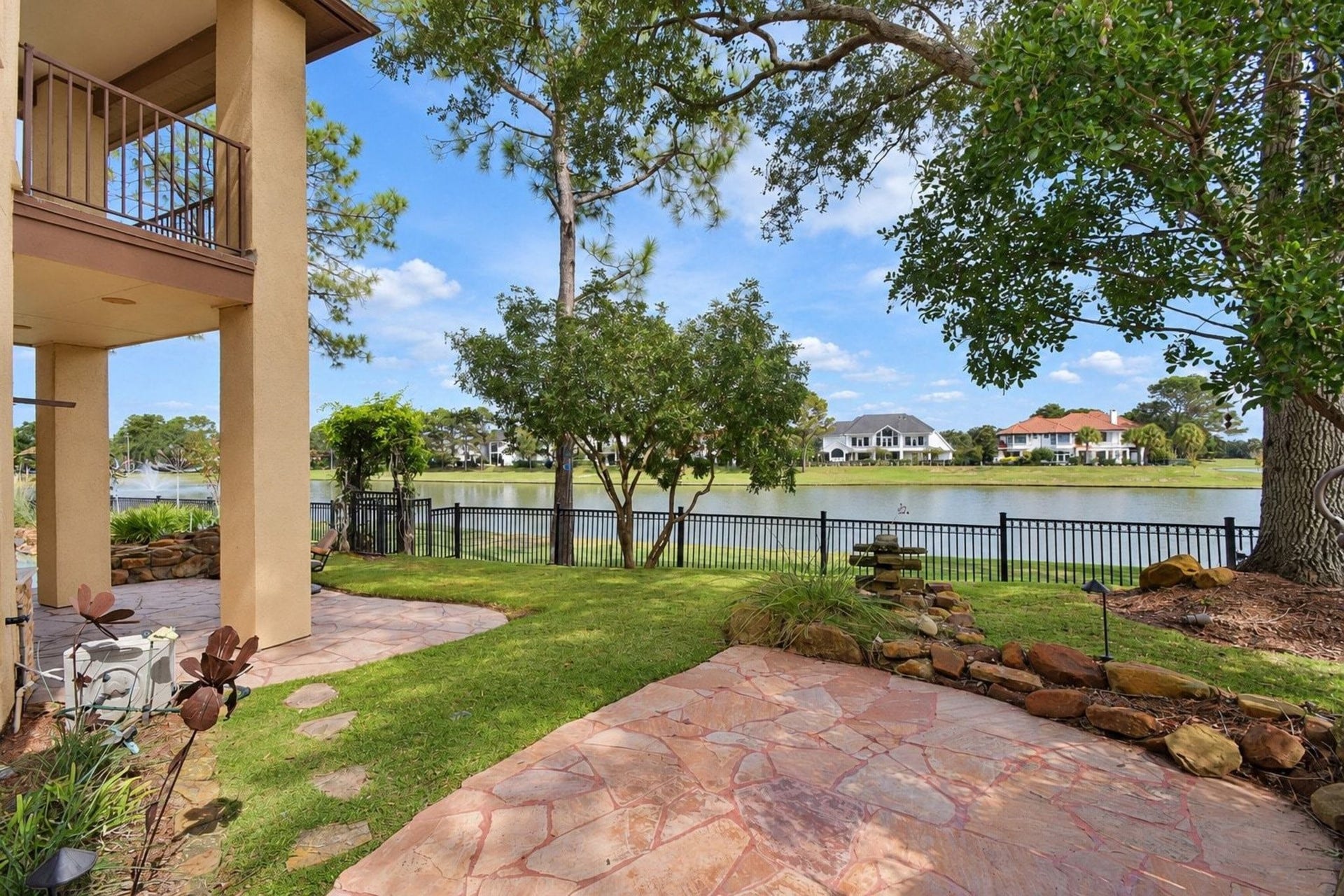 5206 Cedar Bend Creek, Houston, TX 77041 Outdoor seating area with breathtaking views of the surrounding landscape, perfect for sunset entertaining and quiet morning coffee. This private oasis features high-end finishes, ample space for lounge furniture, and panoramic vistas that highlight the beauty of the property's prime location!