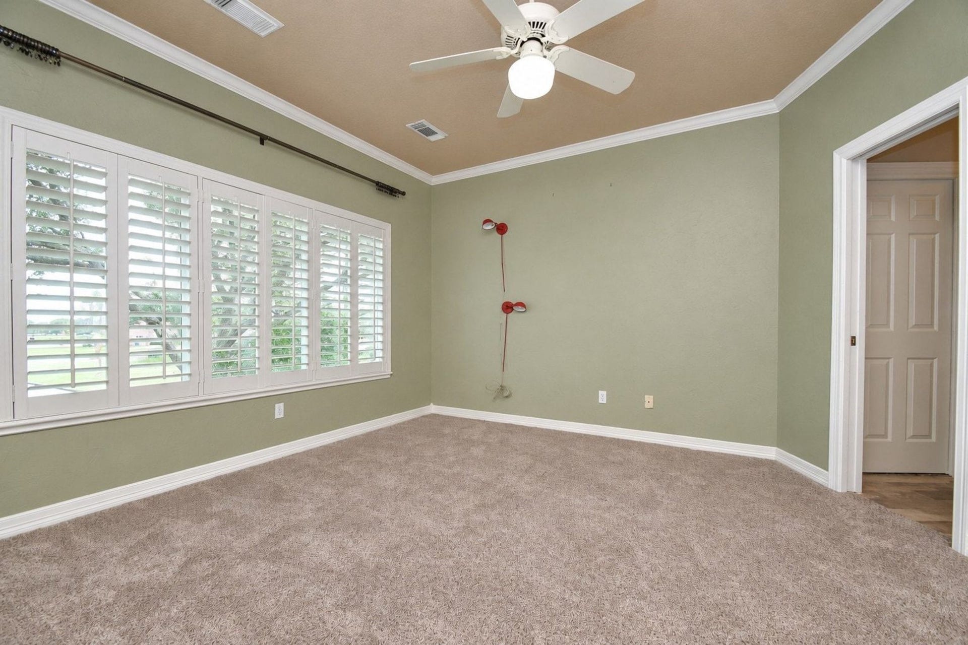 5206 Cedar Bend Creek, Houston, TX 77041 This spacious secondary bedroom features plush carpeting, neutral paint tones, and large windows that provide abundant natural light. The room offers ample space for a queen-sized bed and additional furniture, complemented by a generous walk-in closet with built-in organizational shelving. Ideal for a guest room, home office, or kids' retreat, this space provides a comfortable and versatile layout!