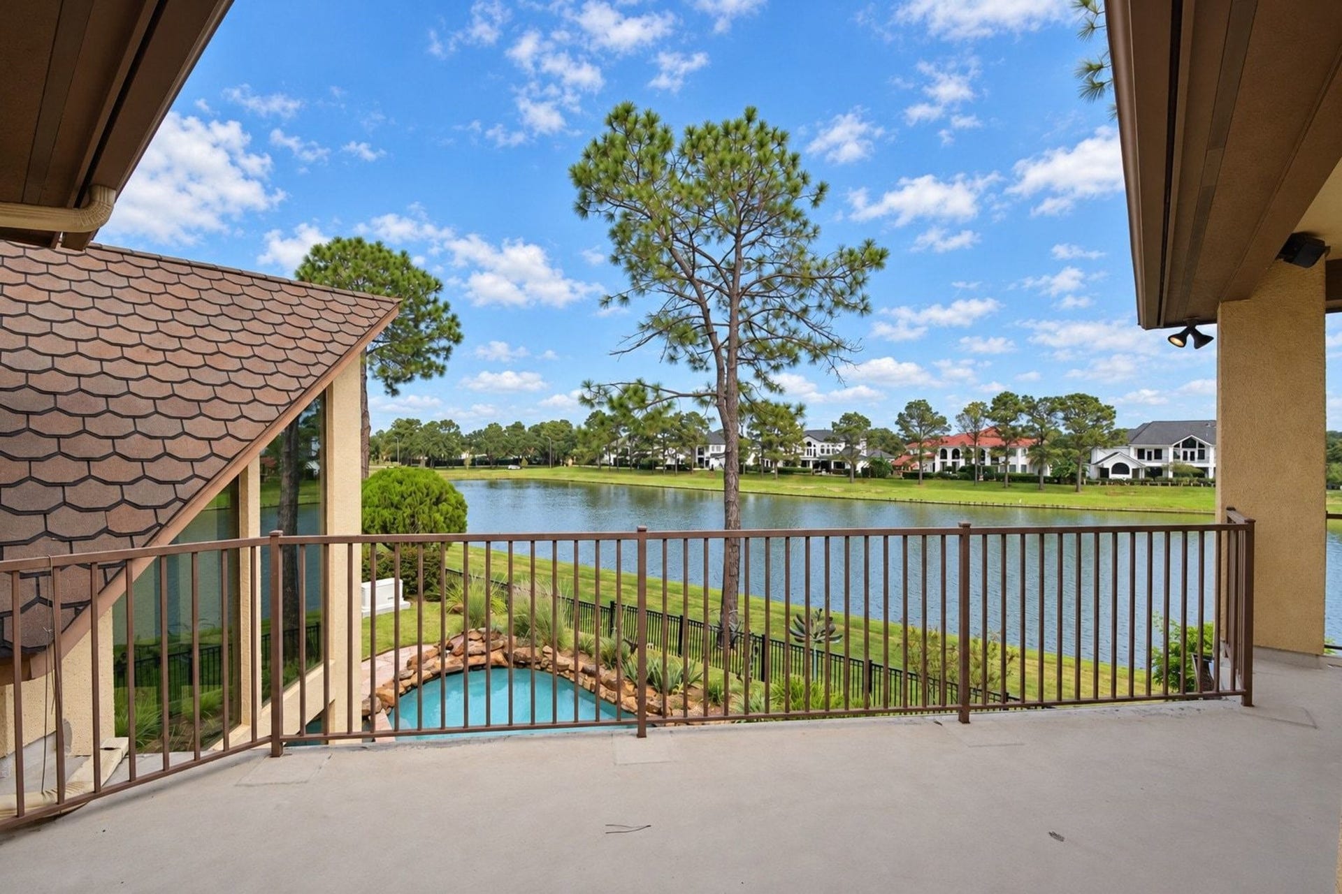 5206 Cedar Bend Creek, Houston, TX 77041 Experience the expansive charm of this large upstairs deck, which features durable high-quality materials and offers a seamless transition from the indoor living areas, making it an ideal space for hosting outdoor dining, relaxing at sunset, or enjoying panoramic views of the surrounding neighborhood!