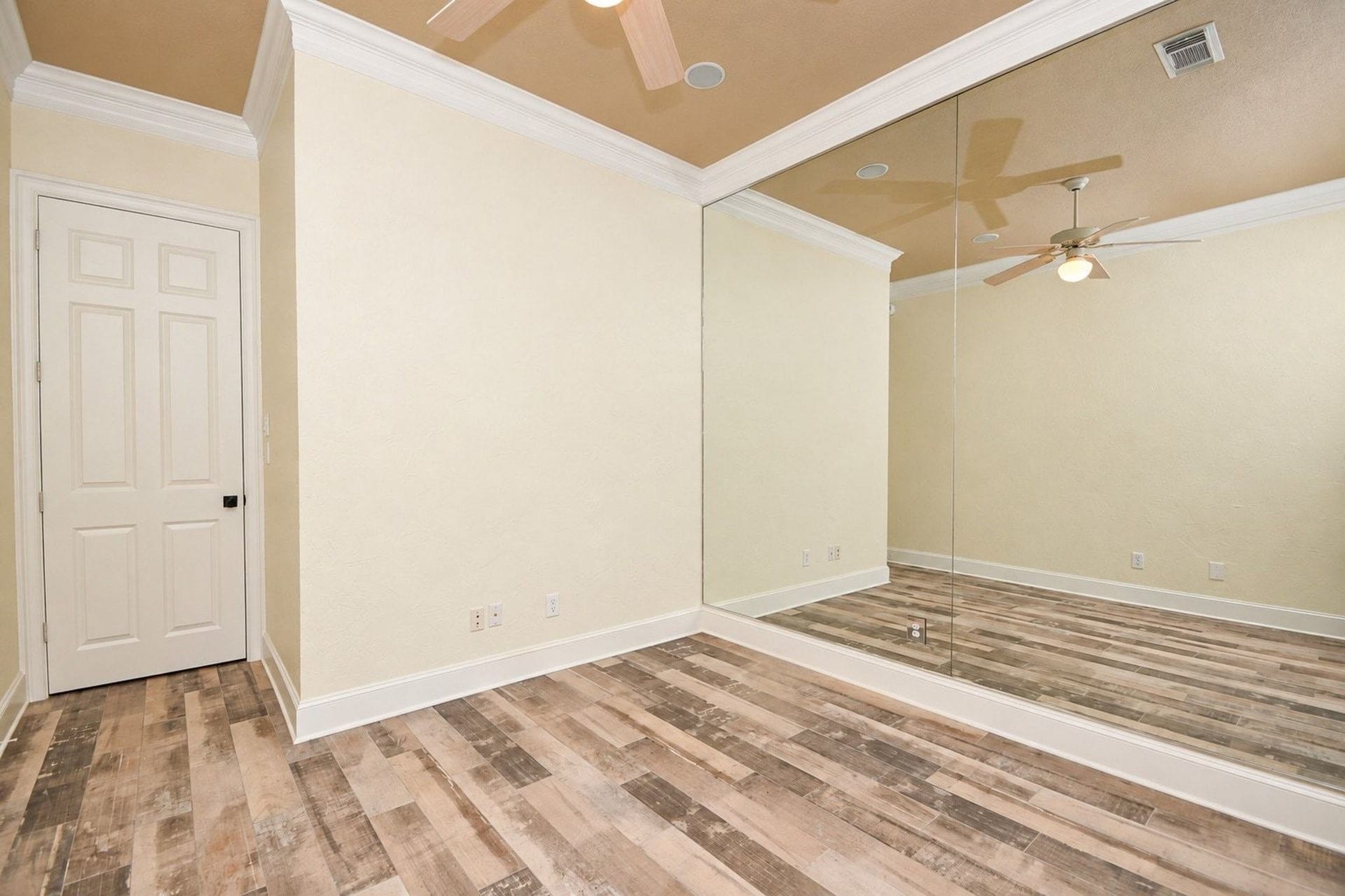5206 Cedar Bend Creek, Houston, TX 77041 The spacious downstairs bedroom is designed with maximum functionality in mind, featuring a versatile flex space that effortlessly adapts to your evolving lifestyle needs!