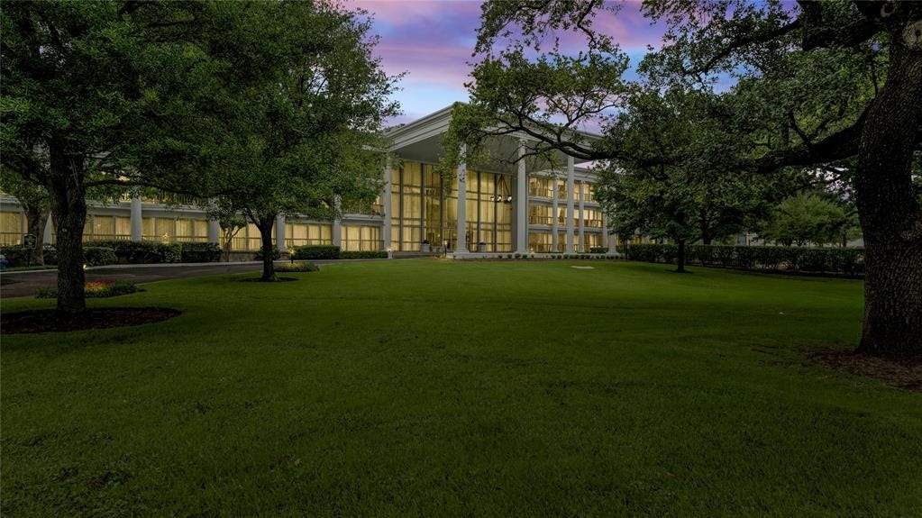 5050 Ambassador Way, #318, Houston, TX 77056 Luxurious, Quiet, Hidden Gem, minutes from Uptown and Galleria