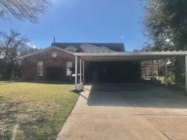 5004 Lingonberry Street, Houston, TX 77033 5004 Lingonberry Street, Houston, TX 77033