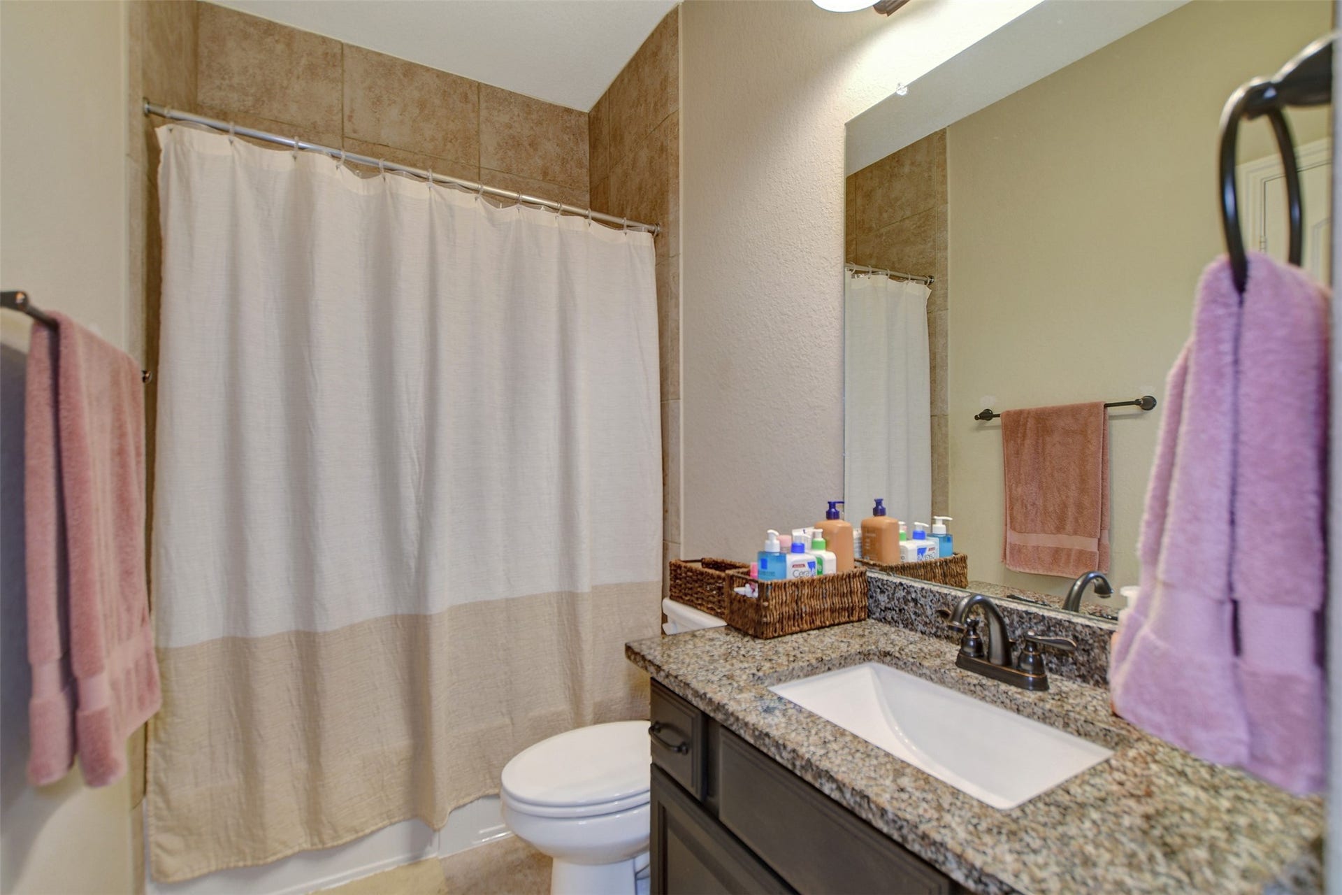 12210 La Strada Street, Richmond, TX 77406 Second full bathroom