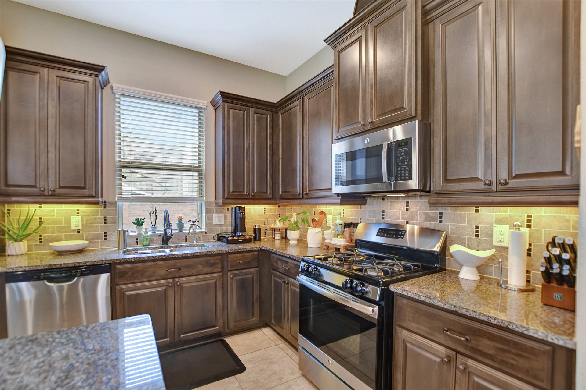 12210 La Strada Street, Richmond, TX 77406 Stainless steel appliances and granite countertops.