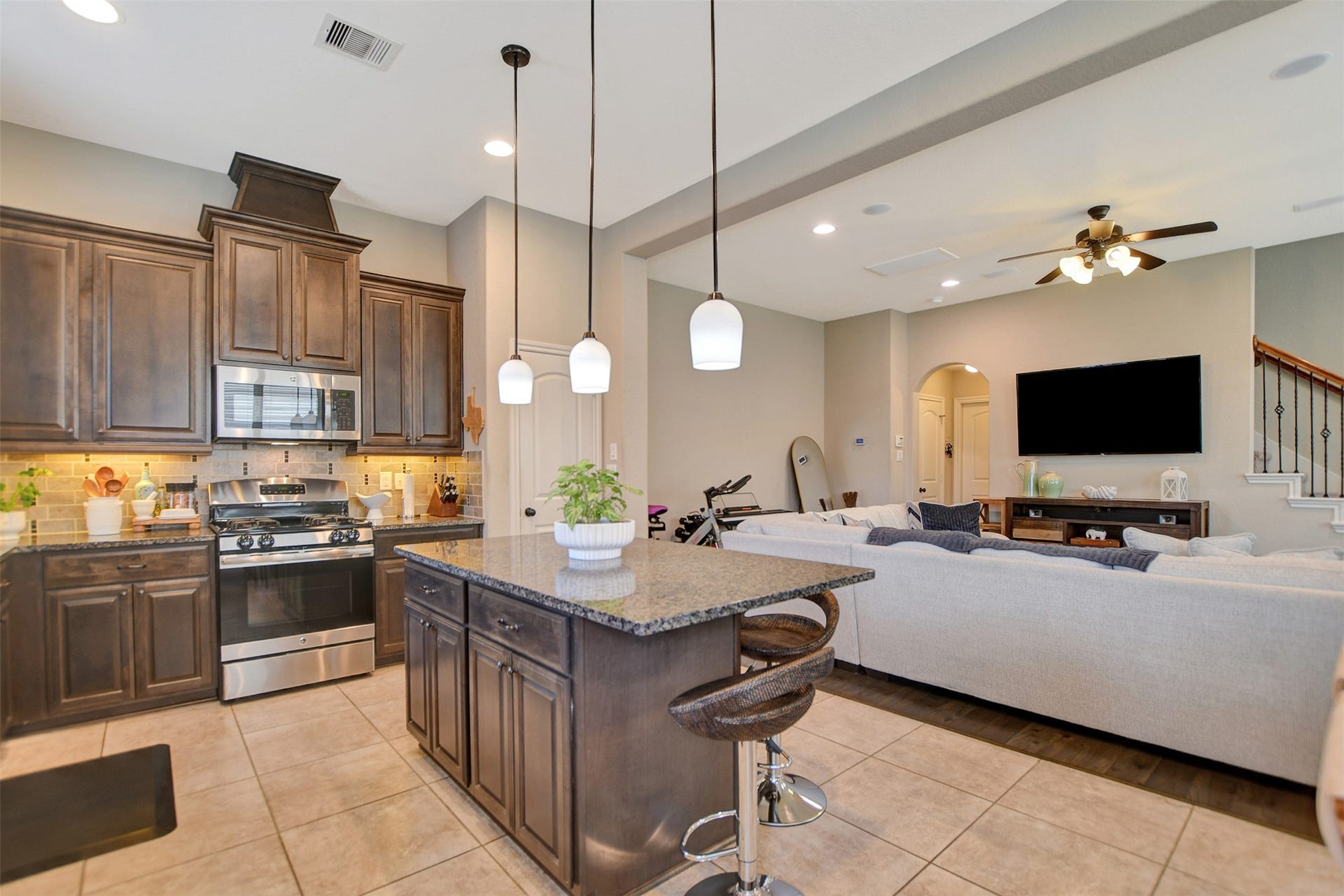 12210 La Strada Street, Richmond, TX 77406 Open floor plan for all your entertainment needs.