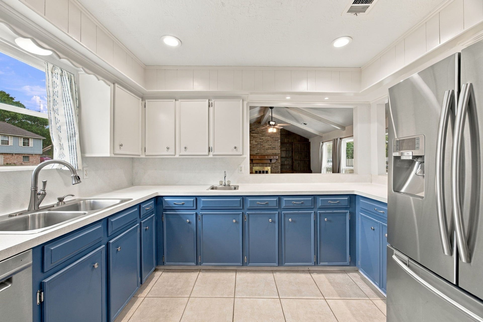 8902 Rocky Lane, Houston, TX 77040 This light and bright kitchen is a cook's dream. Plenty of space to cook and plenty of space to store all your equipment and serving pieces.