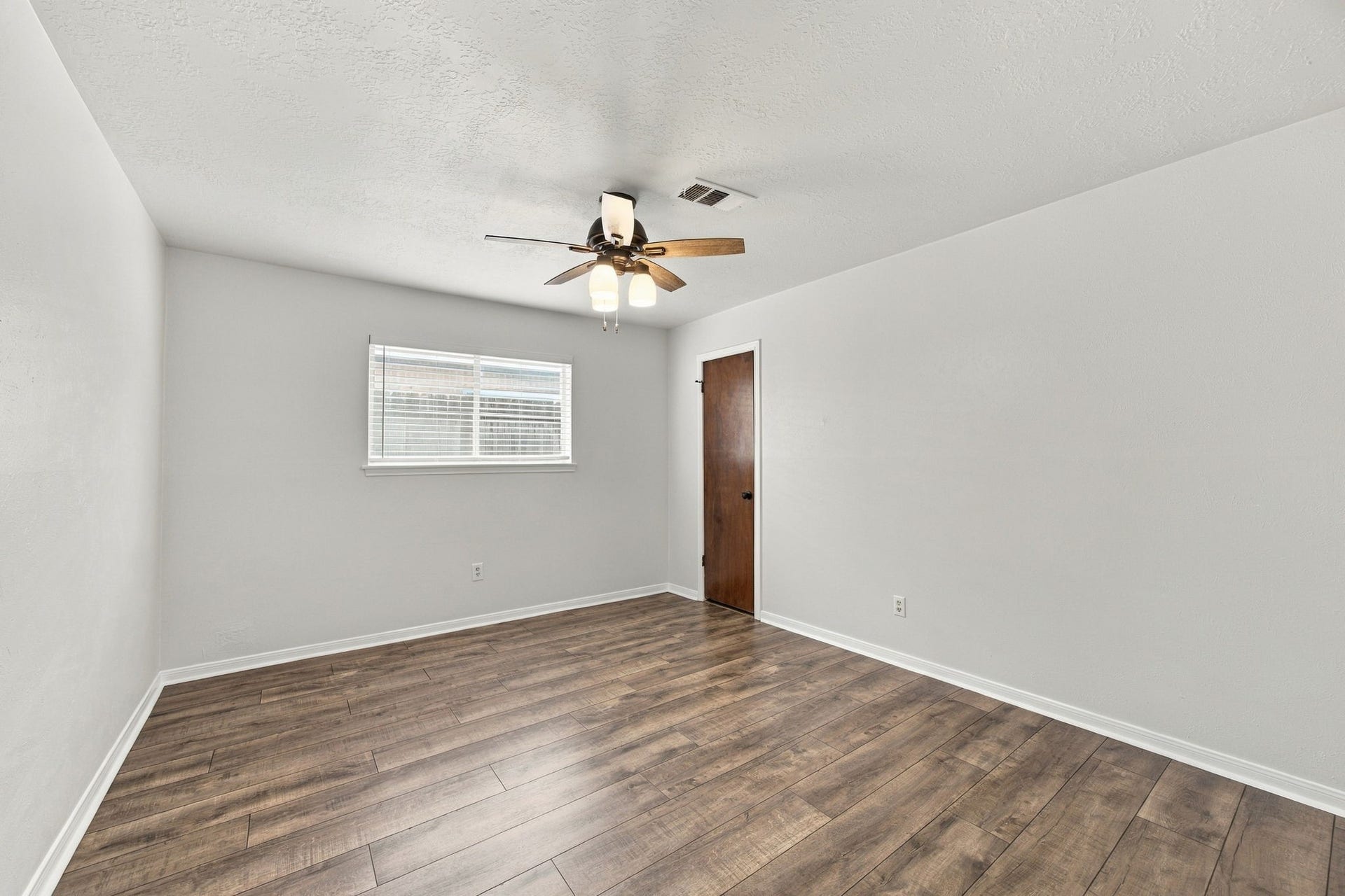8902 Rocky Lane, Houston, TX 77040 The guest bedrooms have walk in closets and plenty of light.