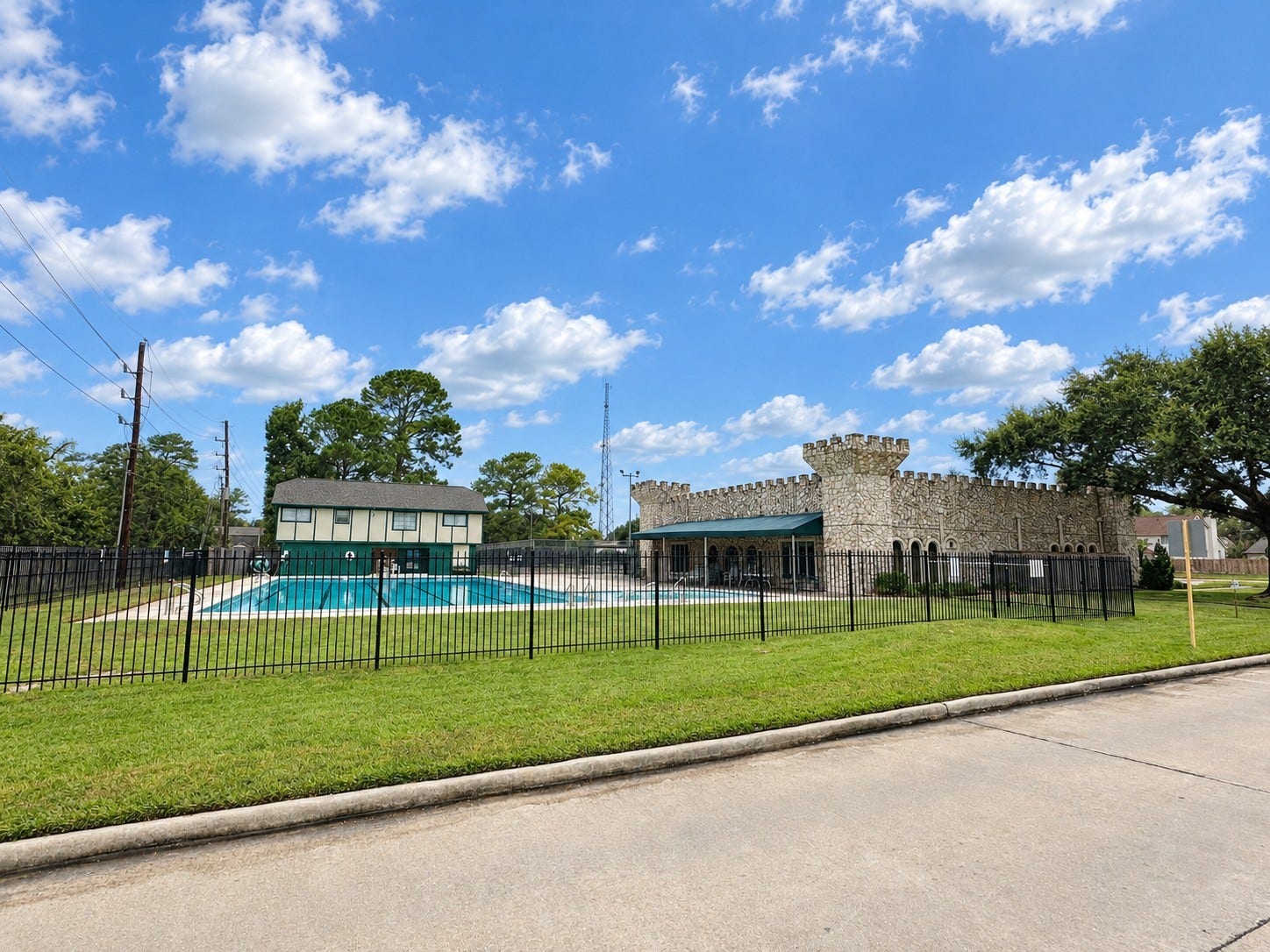 8902 Rocky Lane, Houston, TX 77040 Rolling Fork has a nice community area with a swimming pool, tennis court, and community building.