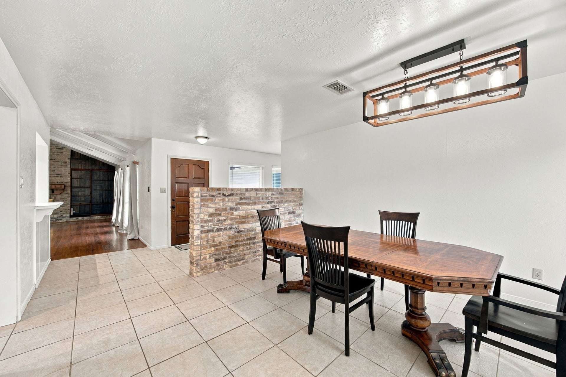 8902 Rocky Lane, Houston, TX 77040 This floor plan feels open and is great for entertaining, no one misses out on conversation.