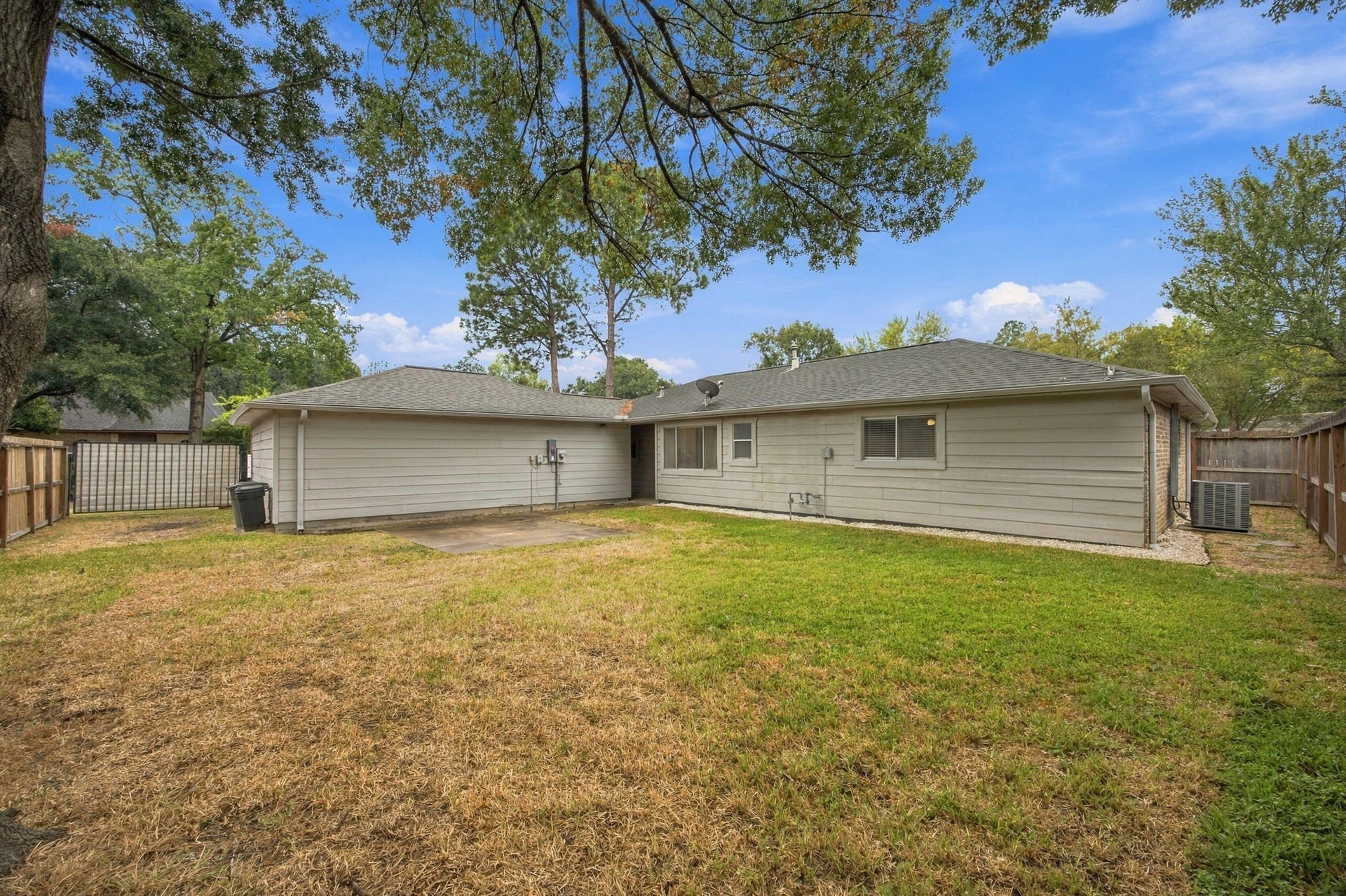 8902 Rocky Lane, Houston, TX 77040 The backyard is a great size and blank slate. You can see the extra parking gate behind the garage.