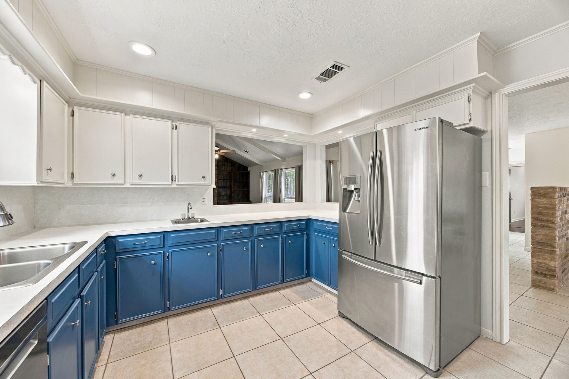 8902 Rocky Lane, Houston, TX 77040 The space keeps going! The extras wet bar sink can be used for entertaining as you pass you pass food and drink to the people in the living room. The appliances stay.