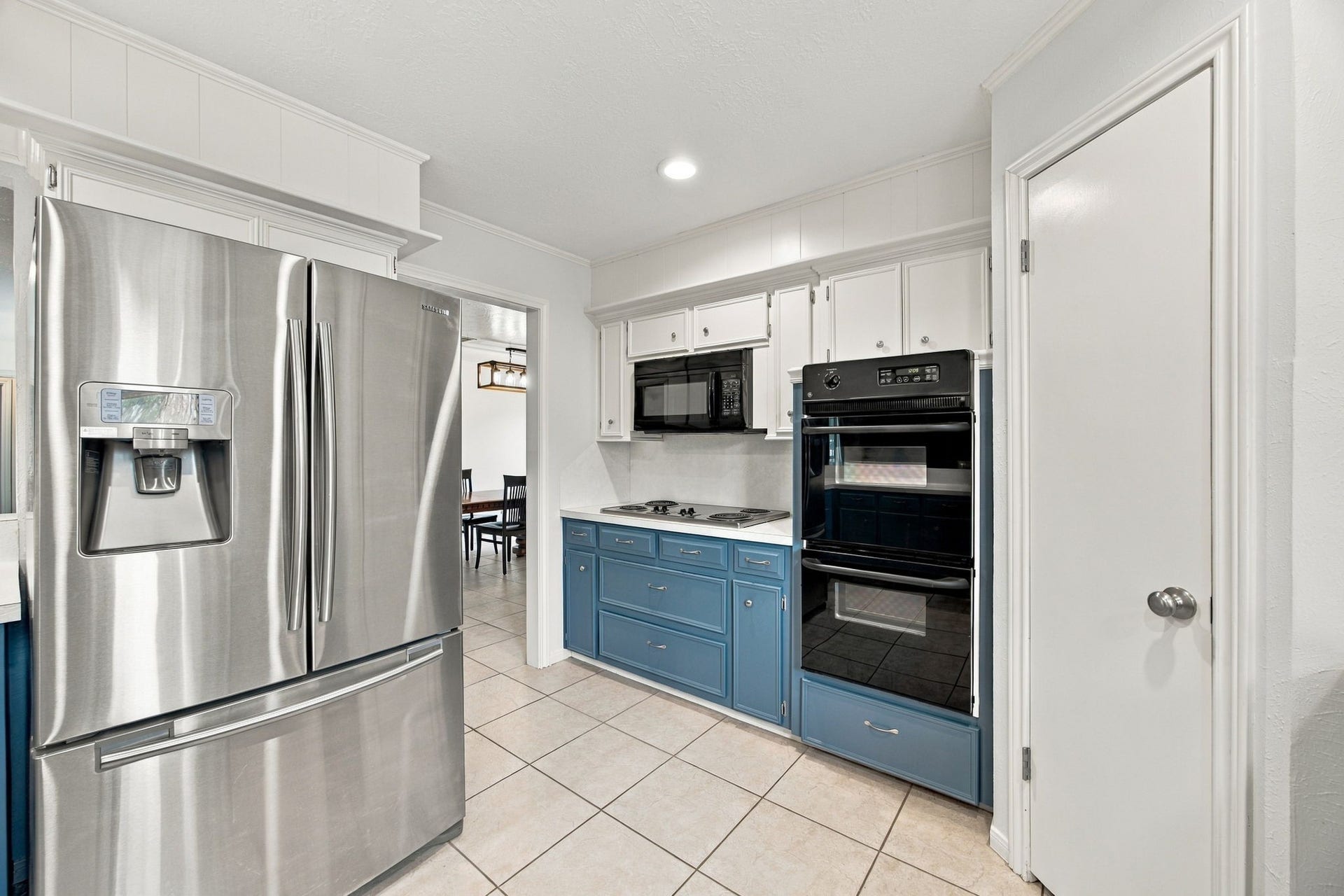 8902 Rocky Lane, Houston, TX 77040 Not only do you have plenty of cabinets, but you also have a walk-in pantry as well. With a double oven and 36 inch cooktop you are ready to entertain.