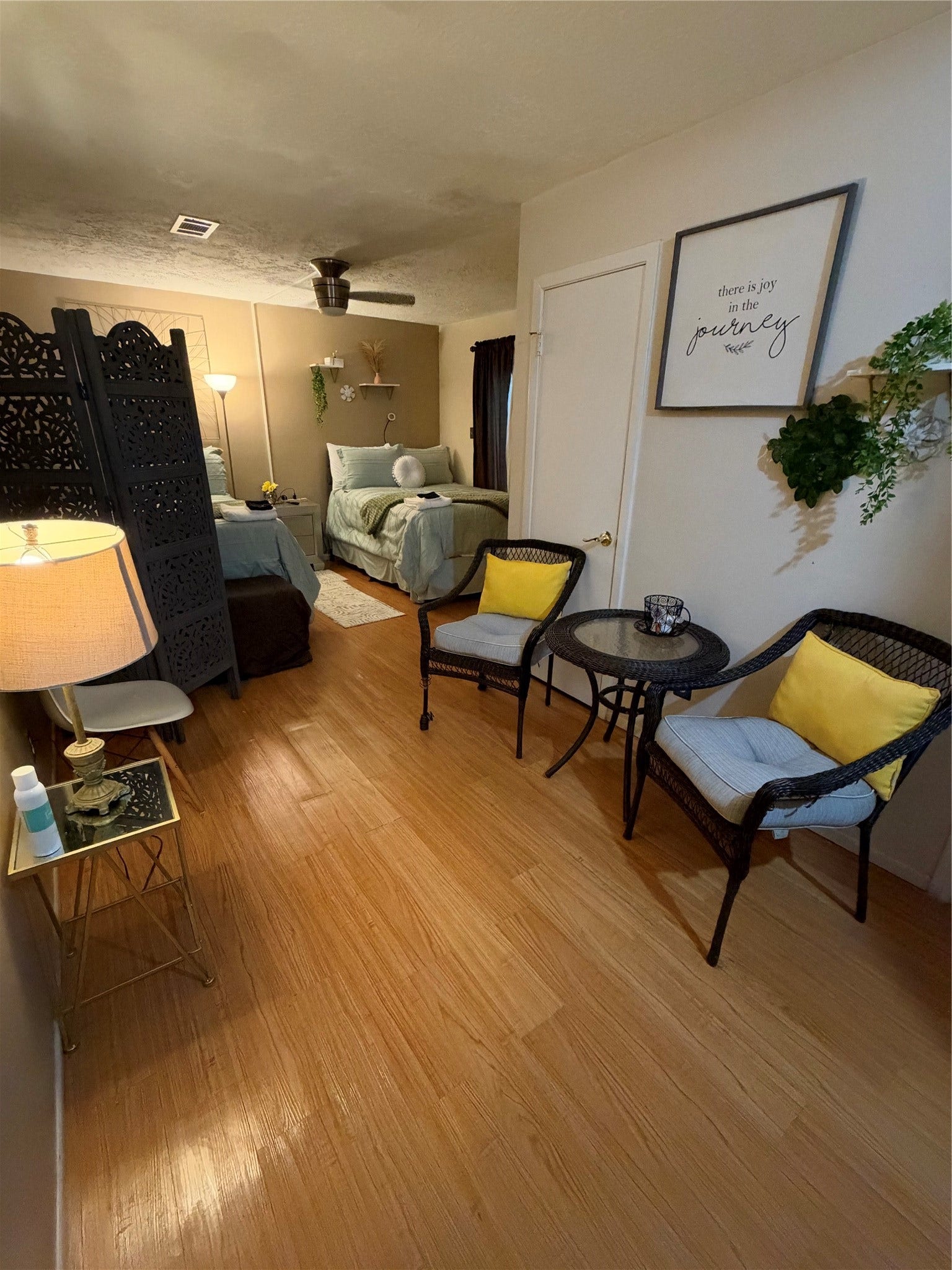 15806 Ridgecroft Road, Houston, TX 77053 Sitting area in Primary Suite