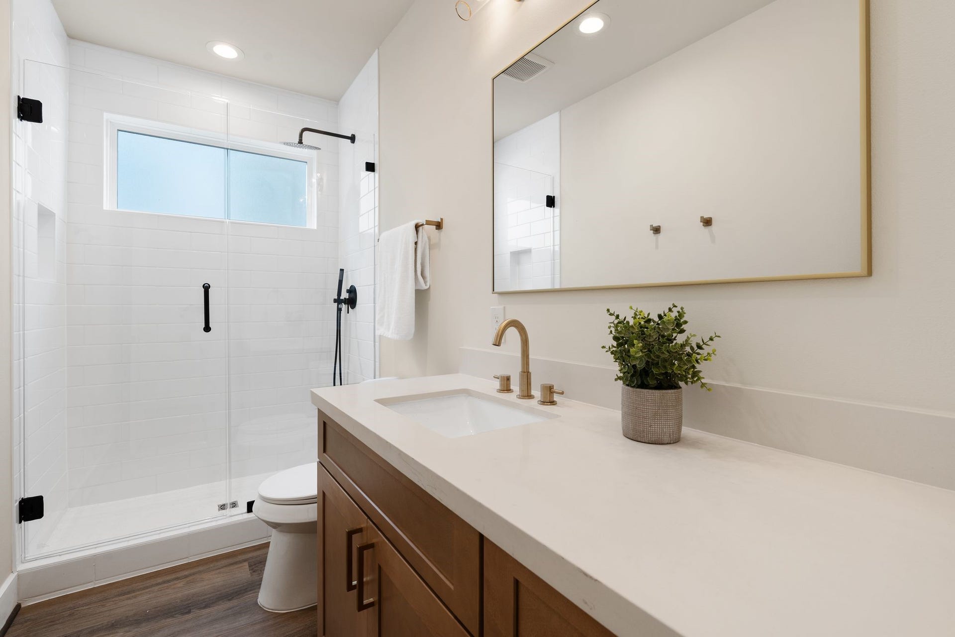 1142 W 16th Street, Houston, TX 77008 Secondary Bath