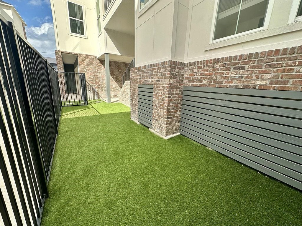 1142 W 16th Street, Houston, TX 77008 Pet Friendly Yard