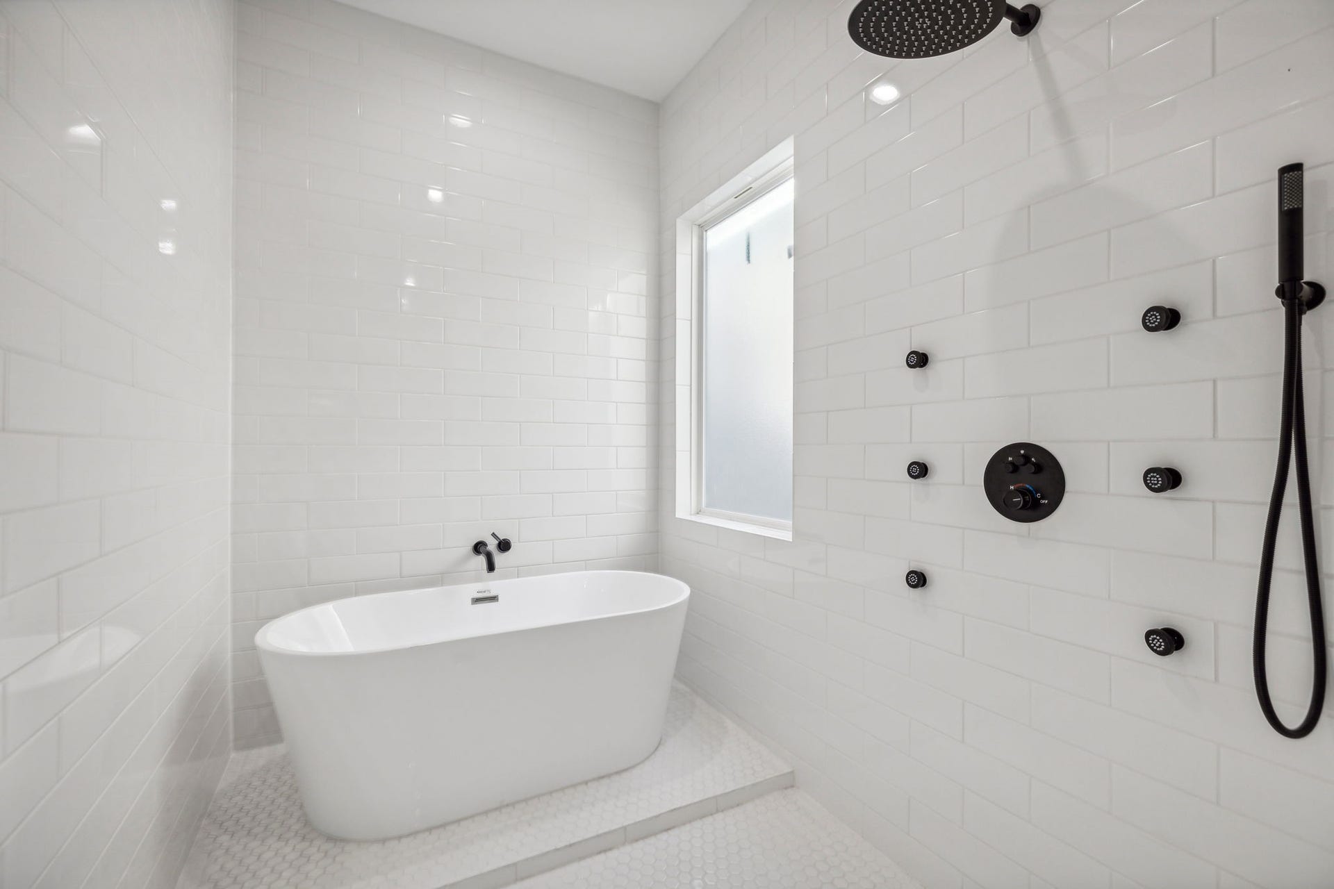 1142 W 16th Street, Houston, TX 77008 Multi-head shower