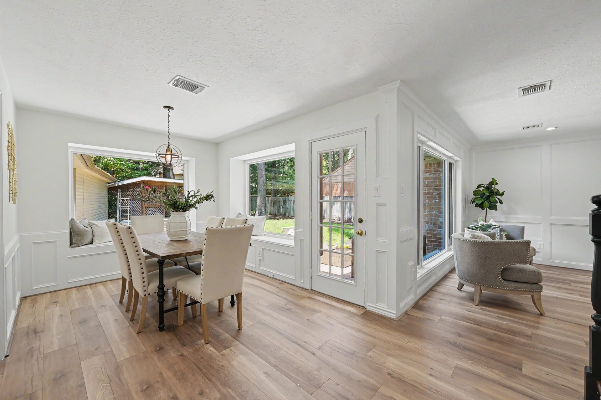 19 Postvine Court, The Woodlands, TX 77381 Large breakfast room is filled with natural light & a great view of patio, backyard & gazebo.